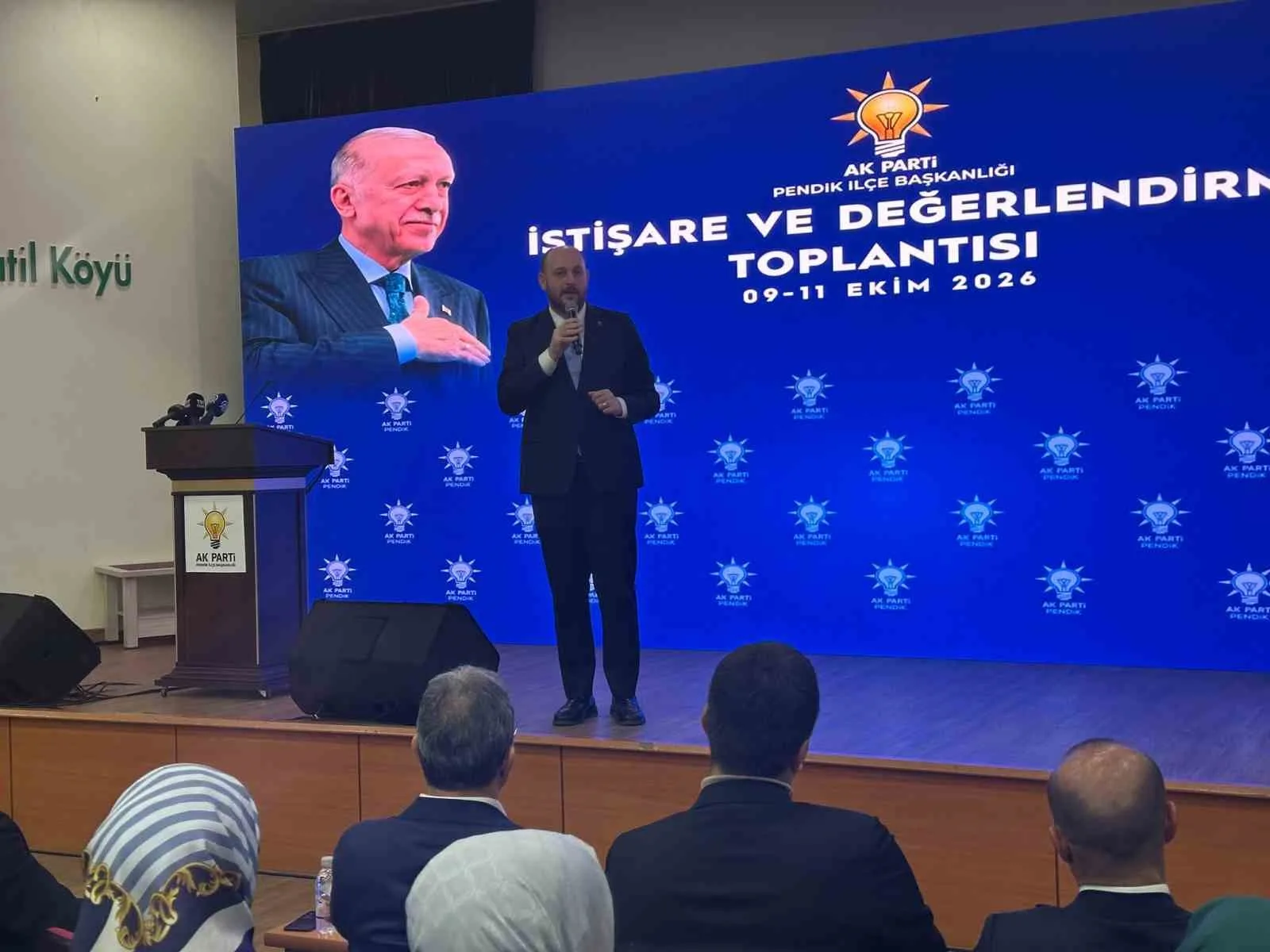 AK PARTİ GENEL BAŞKAN YARDIMCISI AHMET BÜYÜKGÜMÜŞ, "MAKAMI, MEVKİSİ, YETKİSİ KİM OLURSA OLSUN BU KUTLU KADRONUN İÇERİSİNE TEK BİR KARA LEKEYİ GETİRMEYE BİZİM HAKKIMIZ YOK. YANLIŞA DÜŞENİN BU ÇATIDA YERİ YOK" DEDİ.