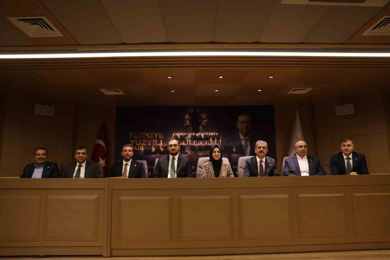 ZİYARETTE TERZİOĞLU’NA AK PARTİ ELAZIĞ MİLLETVEKİLLERİ PROF. DR. EROL KELEŞ, EJDER AÇIKKAPI VE MAHMUT RIDVAN NAZIRLI, ELAZIĞ BELEDİYE BAŞKANI ŞAHİN ŞERİFOĞULLARI İLE AK PARTİ ELAZIĞ İL BAŞKANI SENCER SELMANOĞLU EŞLİK ETTİ. PARTİ BİNASINDA TEŞKİLAT MENSUPLARI VE BASIN MENSUPLARIYLA BULUŞAN TERZİOĞLU, TERÖRSÜZ TÜRKİYE SÜRECİ VE SOSYAL POLİTİKALAR ÜZERİNE KAPSAMLI AÇIKLAMALARDA BULUNDU.