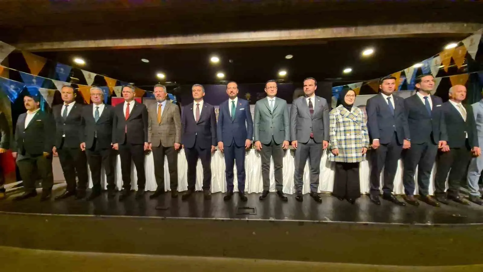 BASIN TOPLANTISININ ARDINDAN CHP'DEN AK PARTİ'YE KATILAN ÇERKEZKÖY BELEDİYESİNDEN 11, ERGENE BELEDİYESİNDEN 1 OLMAK ÜZERE TOPLAM 12 BELEDİYE MECLİS ÜYESİNE ROZET TAKMA TÖRENİ GERÇEKLEŞTİRİLDİ.