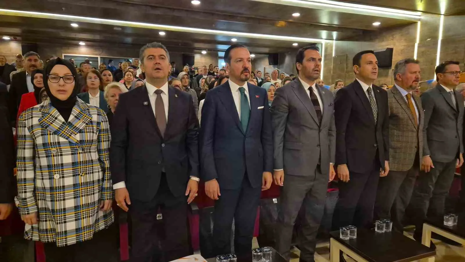 BASIN TOPLANTISININ ARDINDAN CHP'DEN AK PARTİ'YE KATILAN ÇERKEZKÖY BELEDİYESİNDEN 11, ERGENE BELEDİYESİNDEN 1 OLMAK ÜZERE TOPLAM 12 BELEDİYE MECLİS ÜYESİNE ROZET TAKMA TÖRENİ GERÇEKLEŞTİRİLDİ.