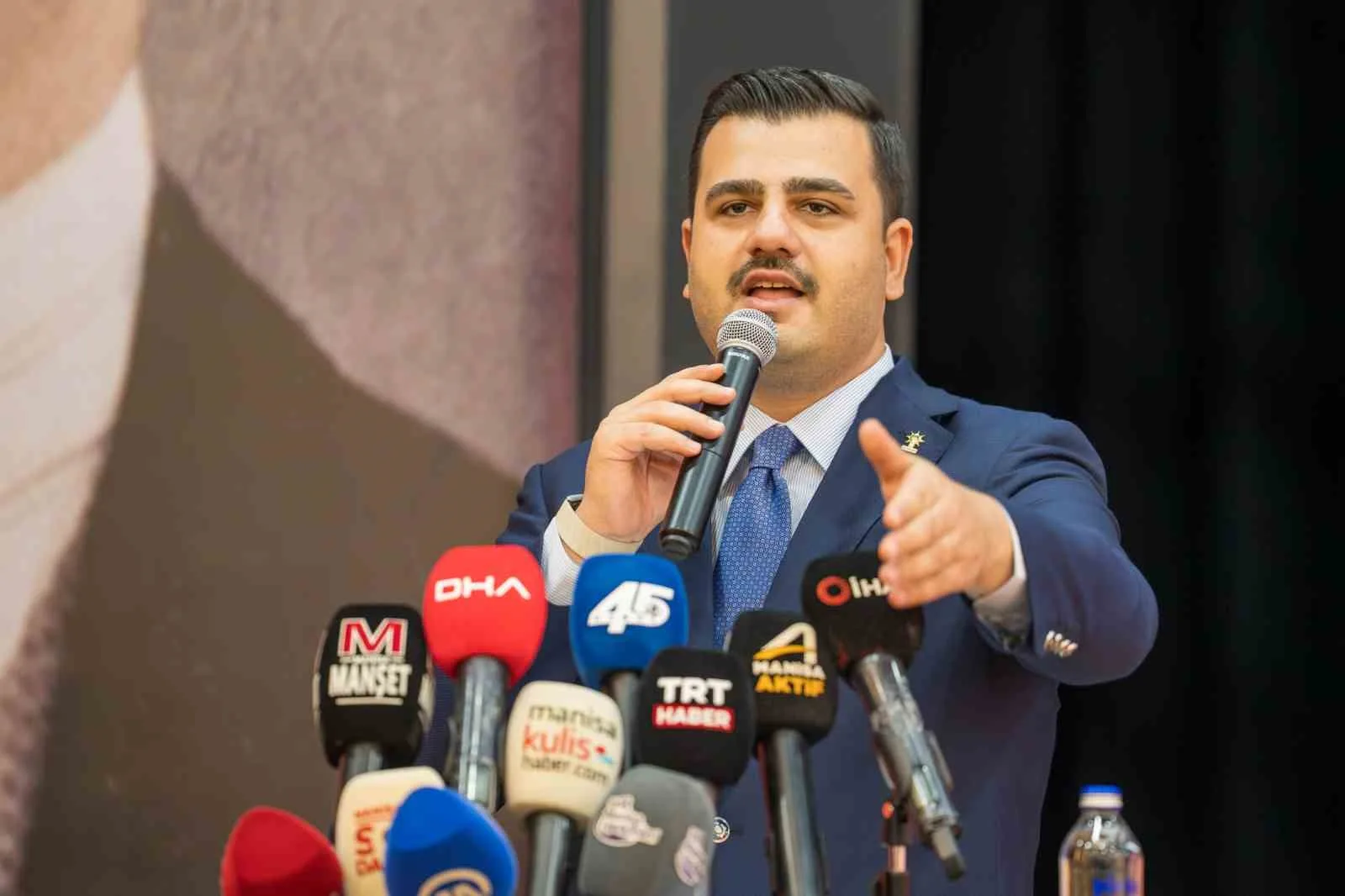 AK PARTİ GENEL SEKRETERİ VE İZMİR MİLLETVEKİLİ EYYÜP KADİR İNAN, "MANİSA'DA ÖZGÜR ÖZEL VE ŞÜREKASINI BENZİN İSTASYONLARINDAN UZAK TUTSUNLAR. RÜŞVET ŞARTLARININ LOKASYONU OLMASIN" DEDİ.