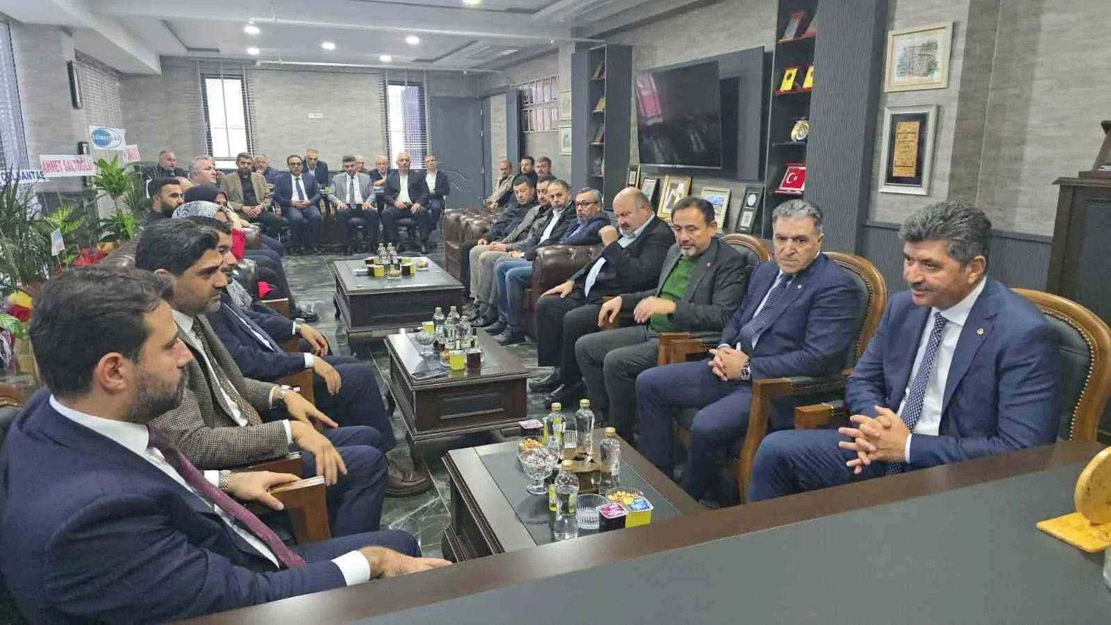 AK PARTİ KARABÜK MİLLETVEKİLLERİ CEM ŞAHİN VE ALİ KESKİNKILIÇ, AK PARTİ İL BAŞKANI FERHAT SALT, KARABÜK İL ÖZEL İDARE BAŞKANI AHMET KİRMAN VE PARTİLİLER, KARABÜK TİCARET VE SANAYİ ODASI (KTSO) YENİ YÖNETİMİNE "HAYIRLI OLSUN" ZİYARETİNDE BULUNDU.