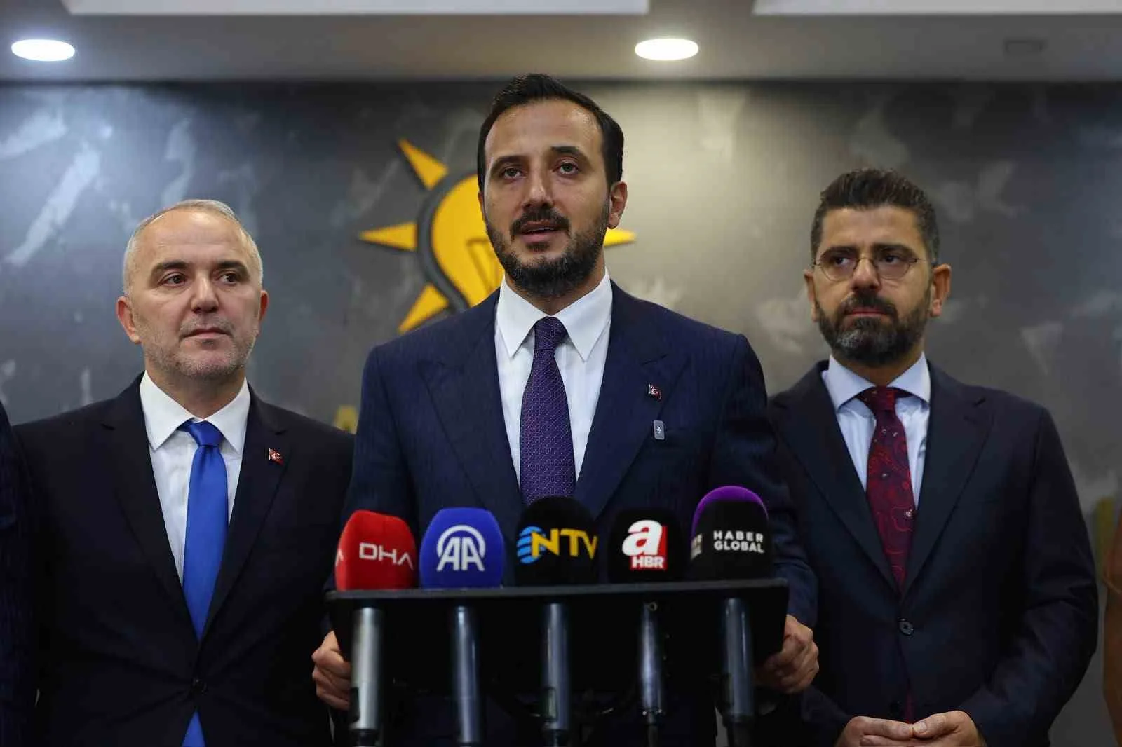 AK PARTİ İSTANBUL İL BAŞKANI ÖZDEMİR, EYÜPSULTAN BELEDİYESİ’NDEKİ BAŞKANVEKİLLİĞİ SEÇİMİNDE CUMHUR İTTİFAKI ADAYININ 1 OYUNUN GEÇERSİZ SAYILDIĞINI BELİRTEREK, "BİZ İDDİA EDİYORUZ Kİ, BURADAKİ SEÇİMİ AK PARTİ’MİZİN VE CUMHUR İTTİFAKI’MIZIN ADAYI MUHAMMET ÇAKIR BEYEFENDİ KAZANMIŞTIR. EYÜPSULTAN’IMIZA VE İSTANBUL’UMUZA HAYIRLI UĞURLU OLSUN. HUKUKSAL MÜCADELEMİZİ HIZLI BİR ŞEKİLDE BAŞLATACAĞIZ" DEDİ.