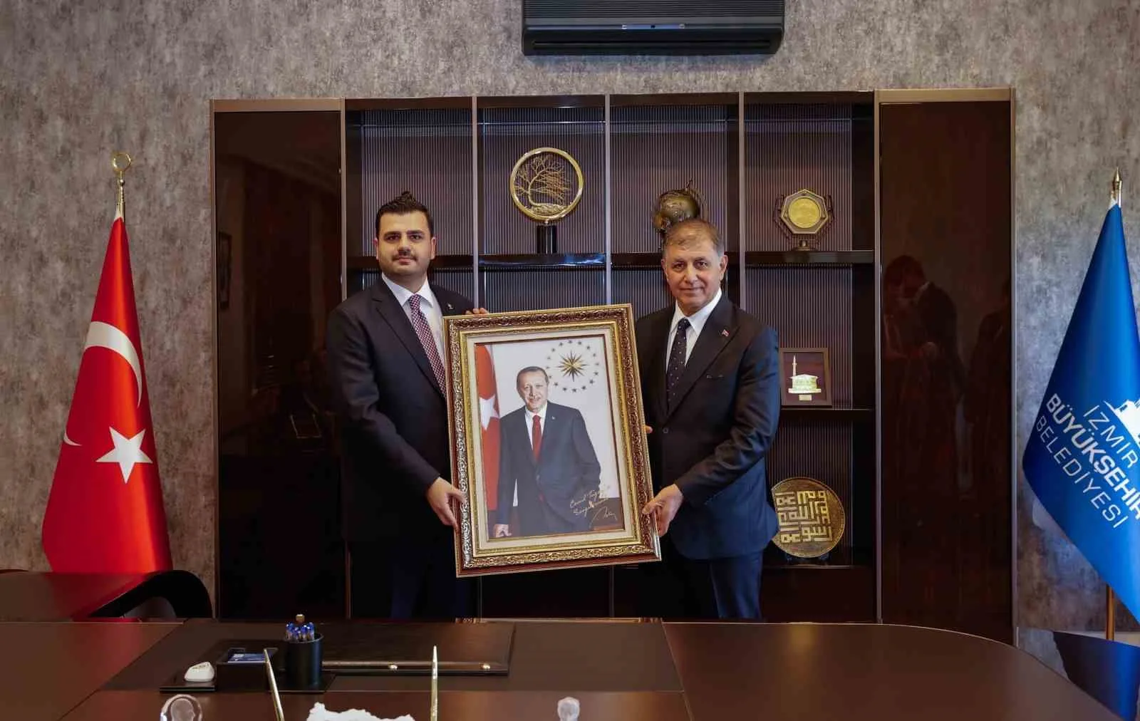 İZMİR’DE BÜYÜKŞEHİR BELEDİYE BAŞKANI CEMİL TUGAY’IN AK PARTİ’YE KATILIMI SONRASI İLK ÜST DÜZEY ZİRVE TARİHİ ŞATO’DA GERÇEKLEŞTİ.