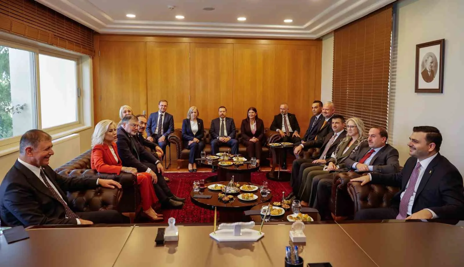 İZMİR’DE BÜYÜKŞEHİR BELEDİYE BAŞKANI CEMİL TUGAY’IN AK PARTİ’YE KATILIMI SONRASI İLK ÜST DÜZEY ZİRVE TARİHİ ŞATO’DA GERÇEKLEŞTİ.