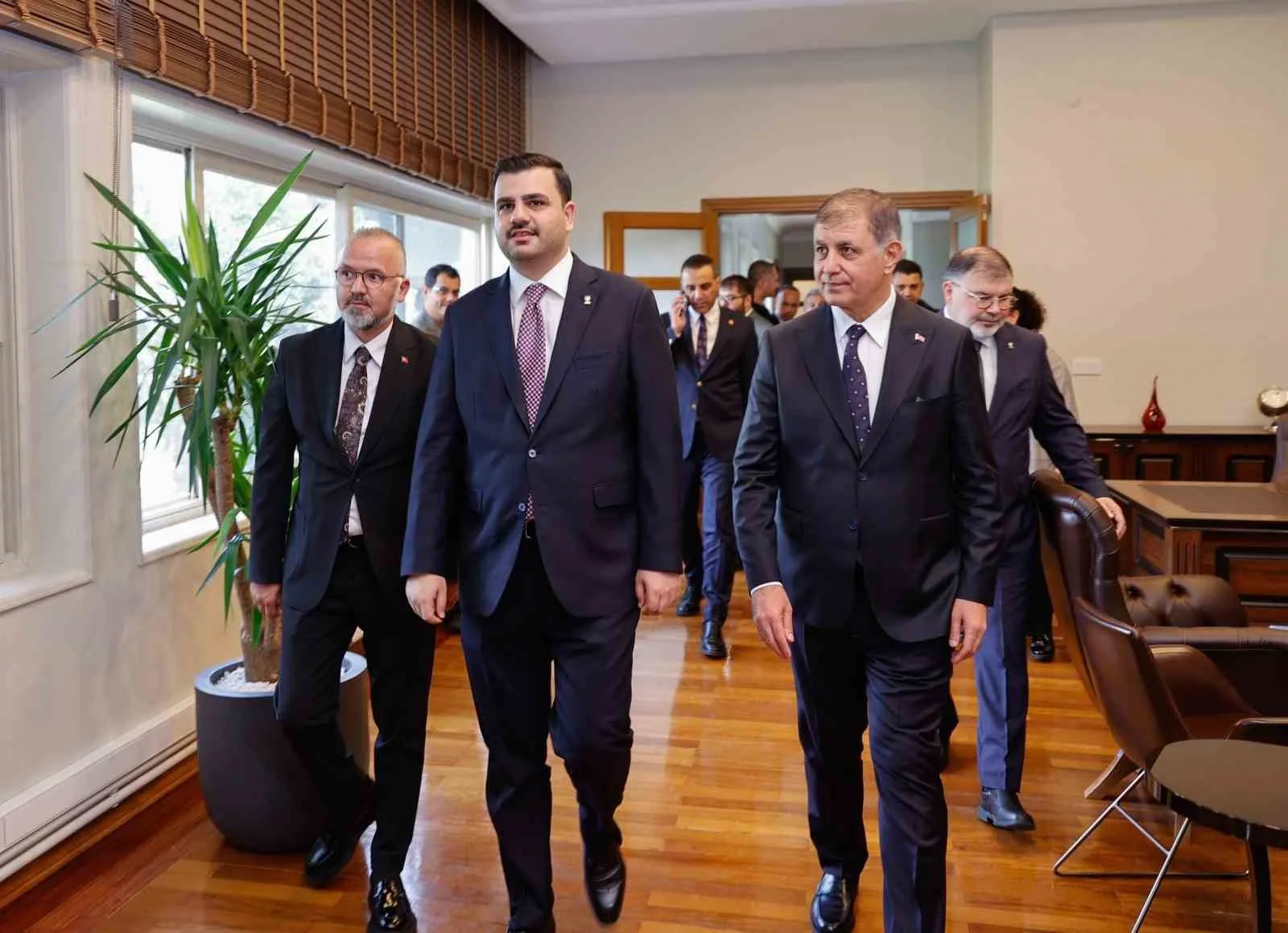İZMİR’DE BÜYÜKŞEHİR BELEDİYE BAŞKANI CEMİL TUGAY’IN AK PARTİ’YE KATILIMI SONRASI İLK ÜST DÜZEY ZİRVE TARİHİ ŞATO’DA GERÇEKLEŞTİ.