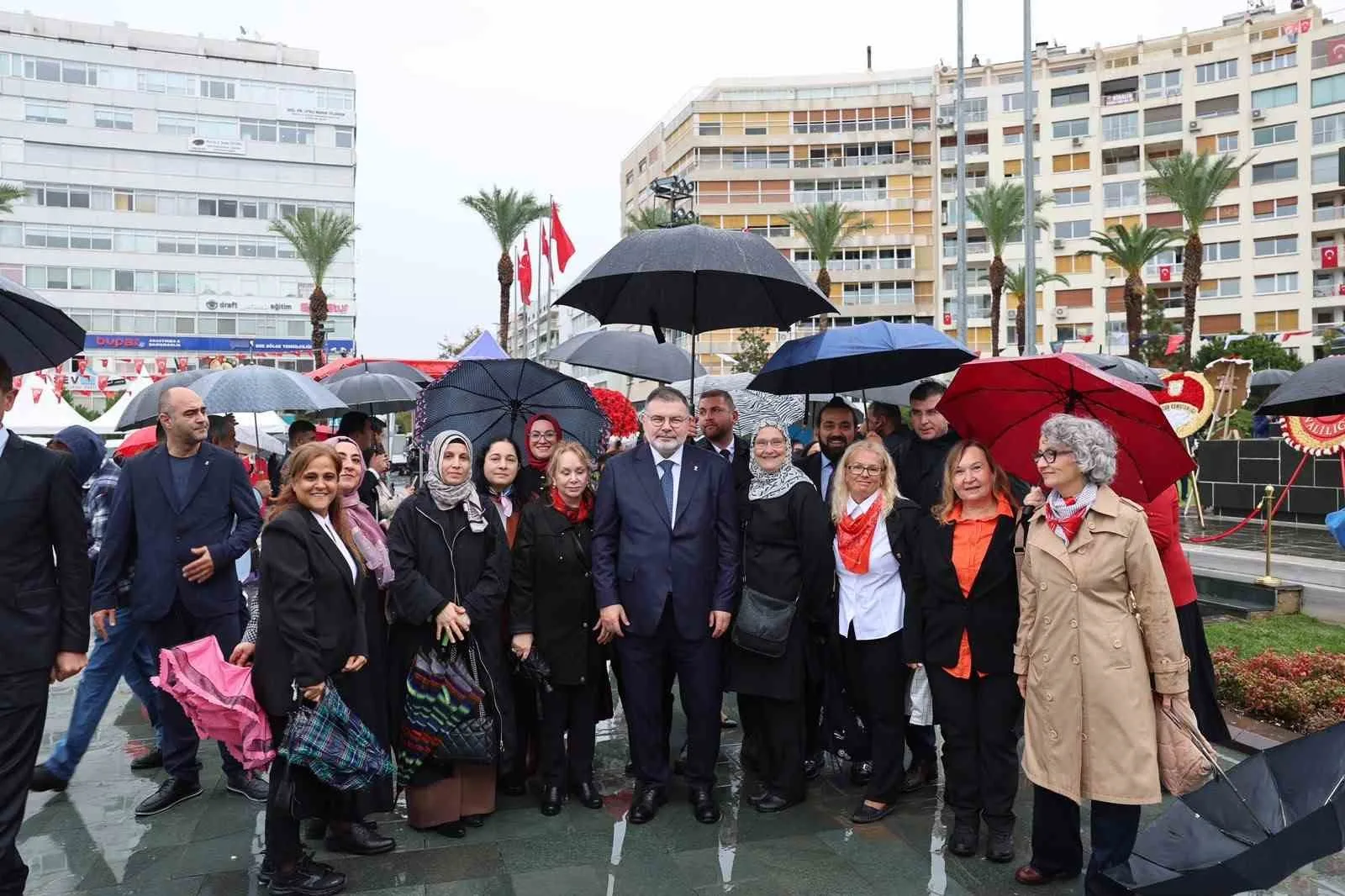 AK PARTİ İZMİR İL BAŞKANI BİLAL SAYGILI, CUMHURİYET’İN İLANININ 103’ÜNCÜ YIL DÖNÜMÜ DOLAYISIYLA İZMİR’DE DÜZENLENEN TÖREN VE KUTLAMA PROGRAMLARINA KATILARAK CUMHURİYET BAYRAMI COŞKUSUNA ORTAK OLDU.