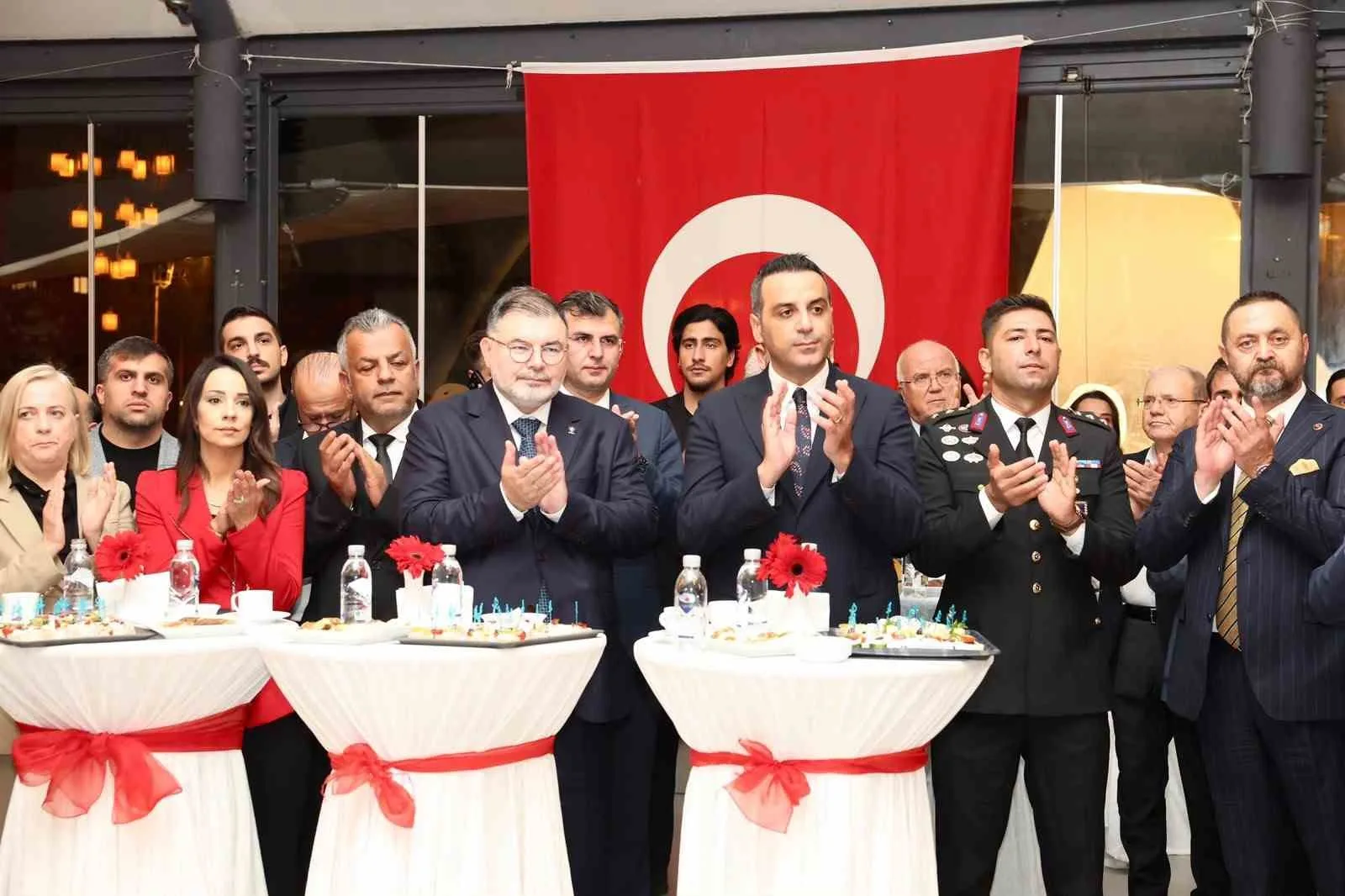 AK PARTİ İZMİR İL BAŞKANI BİLAL SAYGILI, CUMHURİYET’İN İLANININ 103’ÜNCÜ YIL DÖNÜMÜ DOLAYISIYLA İZMİR’DE DÜZENLENEN TÖREN VE KUTLAMA PROGRAMLARINA KATILARAK CUMHURİYET BAYRAMI COŞKUSUNA ORTAK OLDU.