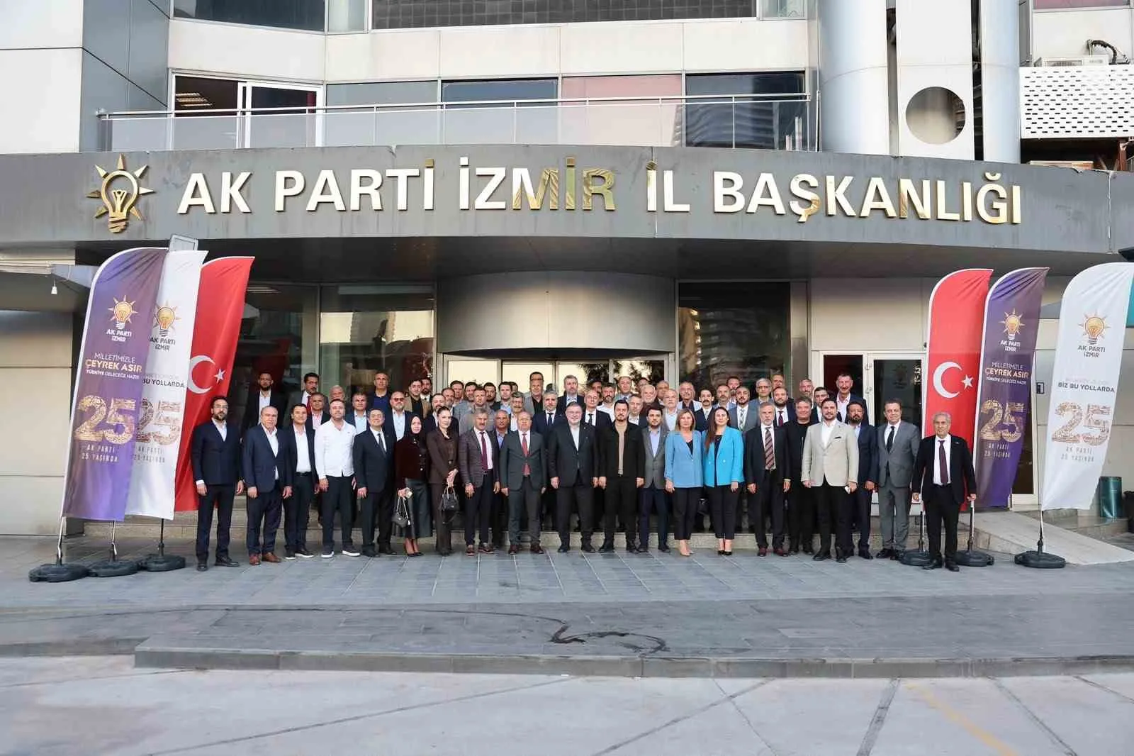 AK PARTİ İZMİR İL BAŞKANI BİLAL SAYGILI, 40’A YAKIN STK TEMSİLCİSİ İLE BİR ARAYA GELDİĞİ TOPLANTIDA, BİRLİK VE BERABERLİK MESAJI VERDİ.
