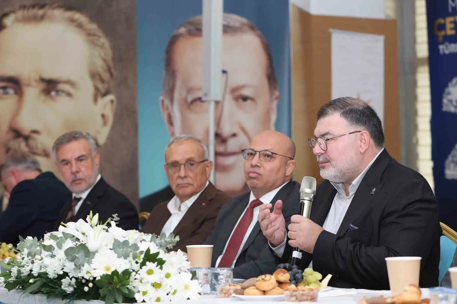 AK PARTİ İZMİR İL BAŞKANI BİLAL SAYGILI, 40’A YAKIN STK TEMSİLCİSİ İLE BİR ARAYA GELDİĞİ TOPLANTIDA, BİRLİK VE BERABERLİK MESAJI VERDİ.