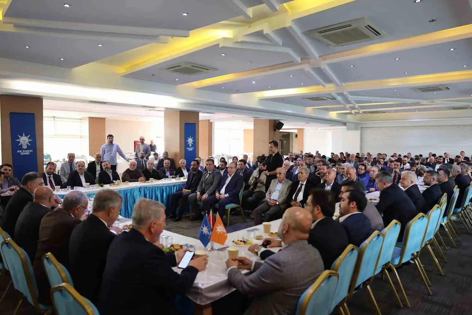 AK PARTİ İZMİR İL BAŞKANI BİLAL SAYGILI, 40’A YAKIN STK TEMSİLCİSİ İLE BİR ARAYA GELDİĞİ TOPLANTIDA, BİRLİK VE BERABERLİK MESAJI VERDİ.