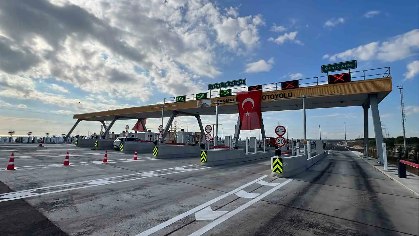 MERSİN MERKEZ İLE KIZKALESİ ARASINDAKİ ULAŞIM SÜRESİNİ 18 DAKİKAYA DÜŞÜRECEK OLAN ÇEŞMELİ-KIZKALESİ OTOYOLUNUN 52 KİLOMETRELİK KESİMİ GECE SAATLERİNDE TRAFİĞE AÇILDI.