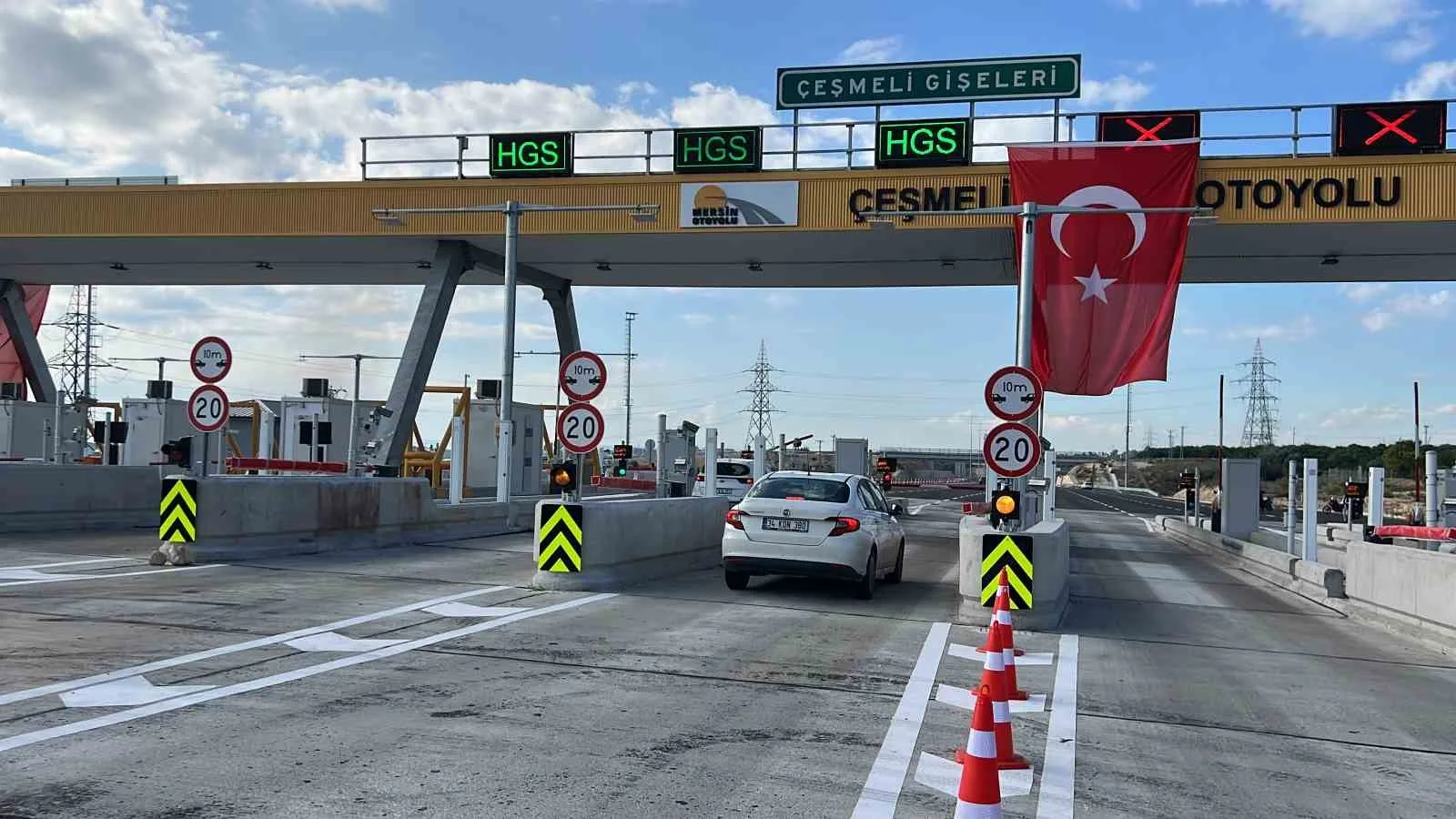 MERSİN MERKEZ İLE KIZKALESİ ARASINDAKİ ULAŞIM SÜRESİNİ 18 DAKİKAYA DÜŞÜRECEK OLAN ÇEŞMELİ-KIZKALESİ OTOYOLUNUN 52 KİLOMETRELİK KESİMİ GECE SAATLERİNDE TRAFİĞE AÇILDI.