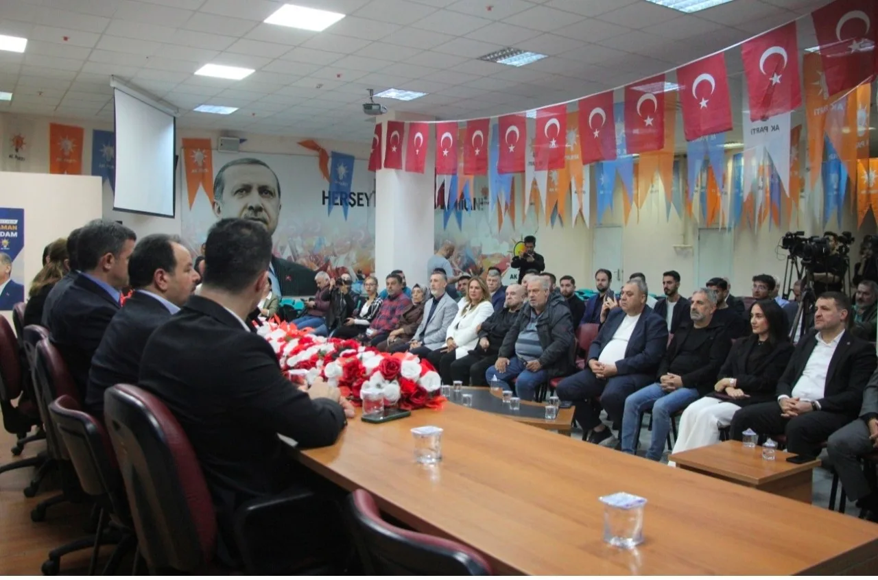 AK PARTİ MERSİN İL BAŞKANI ADEM ALDEMİR, PARTİNİN KURULUŞUNDAN BUGÜNE KADAR TEŞKİLATLARDA GÖREV ALAN İSİMLERE YÖNELİK 13 İLÇEDE EŞ ZAMANLI ZİYARETLER GERÇEKLEŞTİRECEKLERİNİ BELİRTEREK, "MAKAMLAR, MEVKİLER GELİR GEÇER, BİZİM DAVA VE YOL ARKADAŞLARIMIZ HER DAİM BAKİ KALIR" DEDİ.