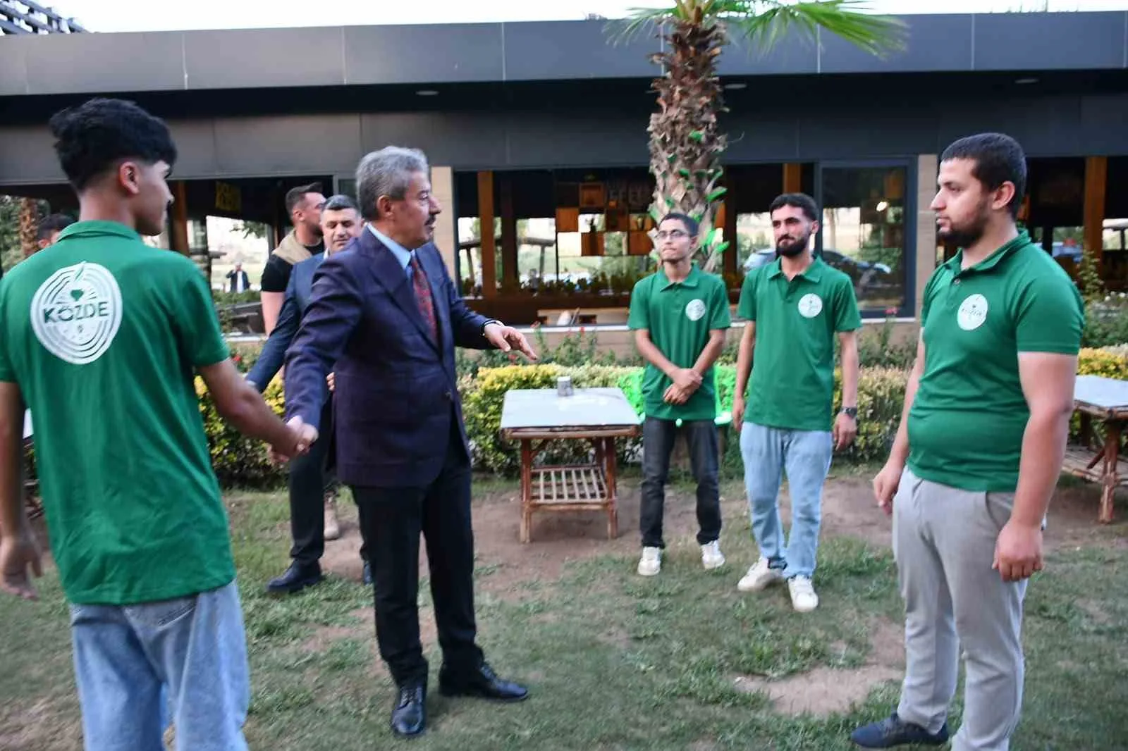 AK PARTİ ŞIRNAK MİLLETVEKİLİ ARSLAN TATAR, ŞIRNAK'IN CİZRE İLÇESİNDE DİCLE NEHRİ KENARINDA VATANDAŞLARLA BİR ARAYA GELDİĞİ PROGRAMDA BİRLİK, KARDEŞLİK VE HUZUR MESAJLARI VERDİ.