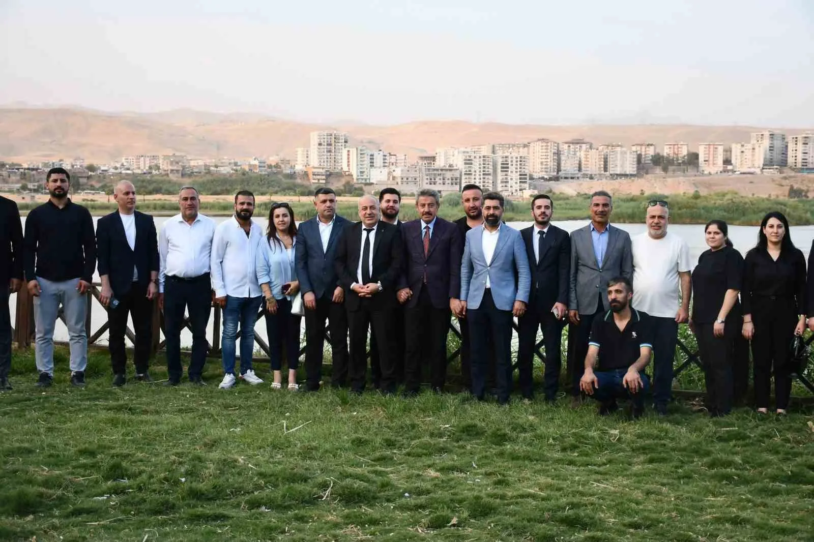 AK PARTİ ŞIRNAK MİLLETVEKİLİ ARSLAN TATAR, ŞIRNAK'IN CİZRE İLÇESİNDE DİCLE NEHRİ KENARINDA VATANDAŞLARLA BİR ARAYA GELDİĞİ PROGRAMDA BİRLİK, KARDEŞLİK VE HUZUR MESAJLARI VERDİ.