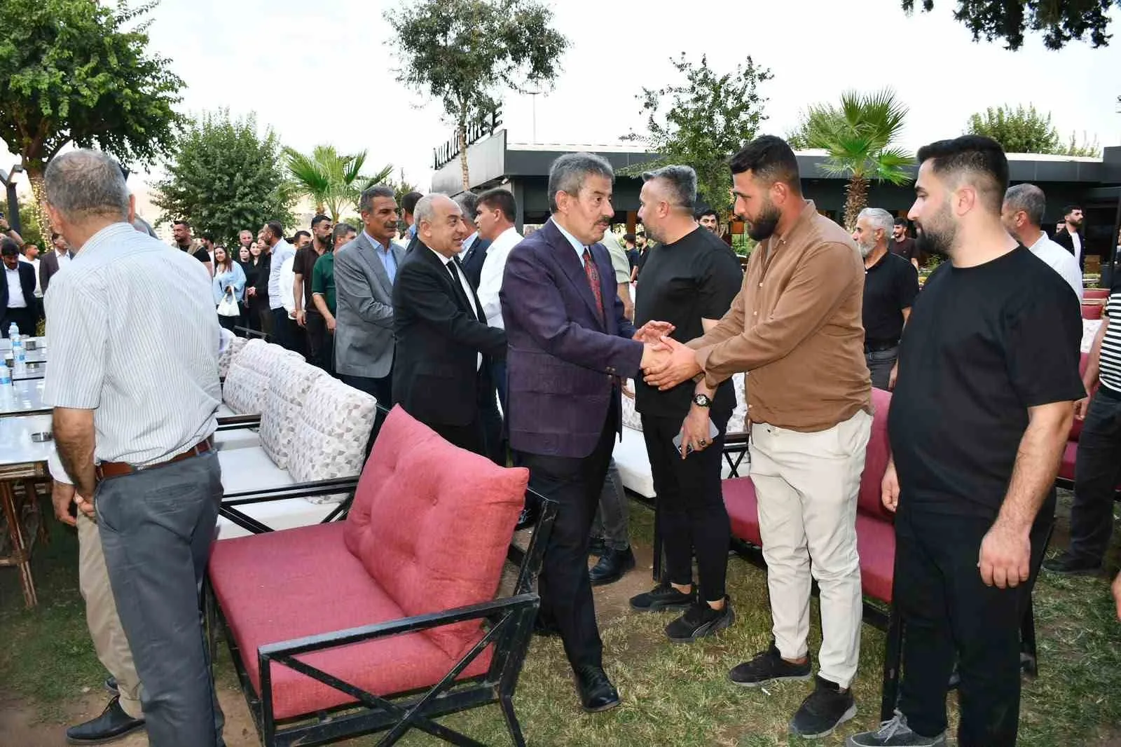 AK PARTİ ŞIRNAK MİLLETVEKİLİ ARSLAN TATAR, ŞIRNAK'IN CİZRE İLÇESİNDE DİCLE NEHRİ KENARINDA VATANDAŞLARLA BİR ARAYA GELDİĞİ PROGRAMDA BİRLİK, KARDEŞLİK VE HUZUR MESAJLARI VERDİ.