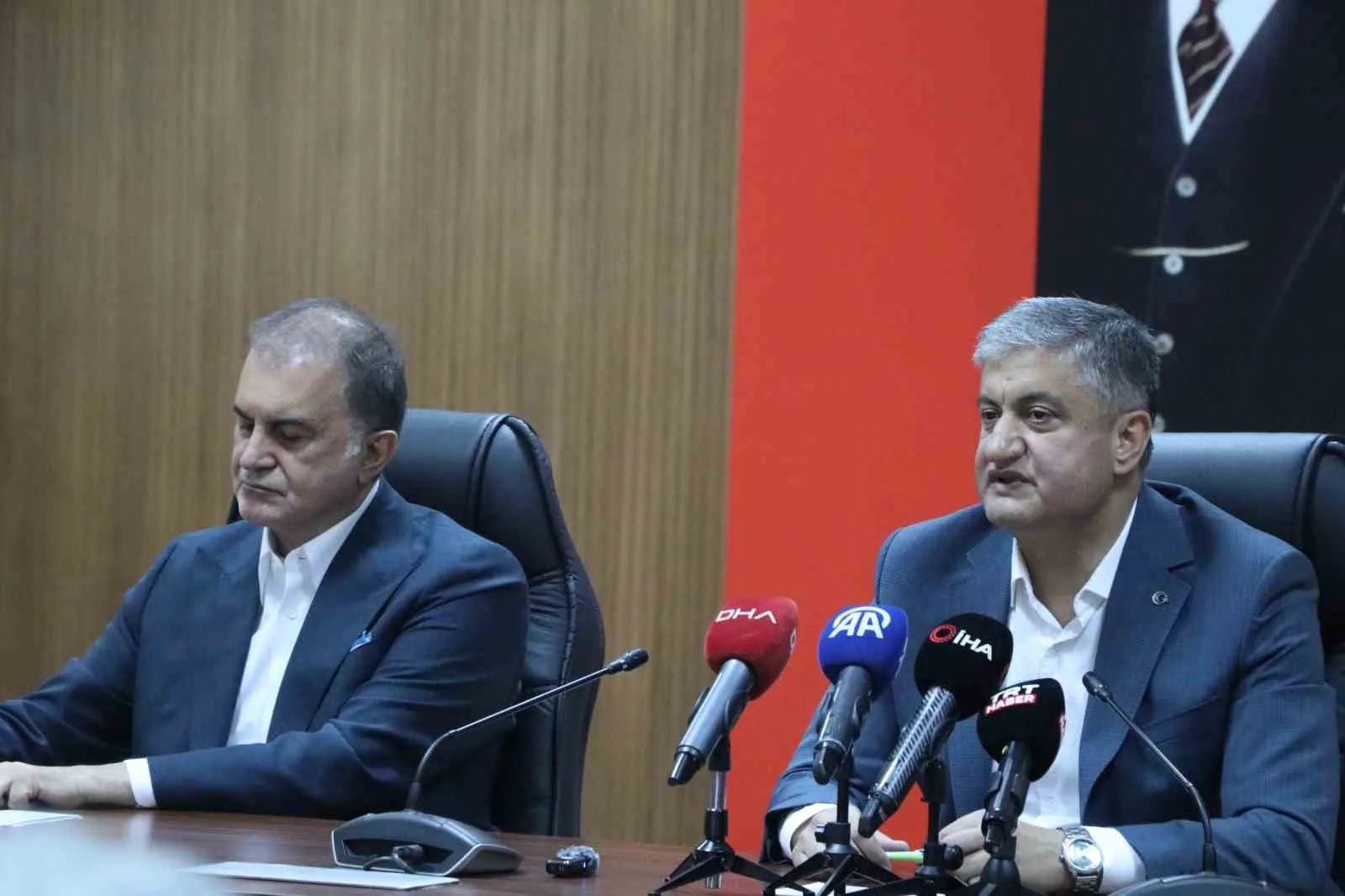 AK PARTİ GENEL BAŞKAN YARDIMCISI VE PARTİ SÖZCÜSÜ ÖMER ÇELİK, “BUGÜN GERÇEKLEŞEN DEPREMLERDE HERHANGİ BİR CAN KAYBI VE HERHANGİ BİR SAĞLIK SORUNU YAŞAYAN VATANDAŞIMIZ YOK” İFADELERİNİ KULLANDI.