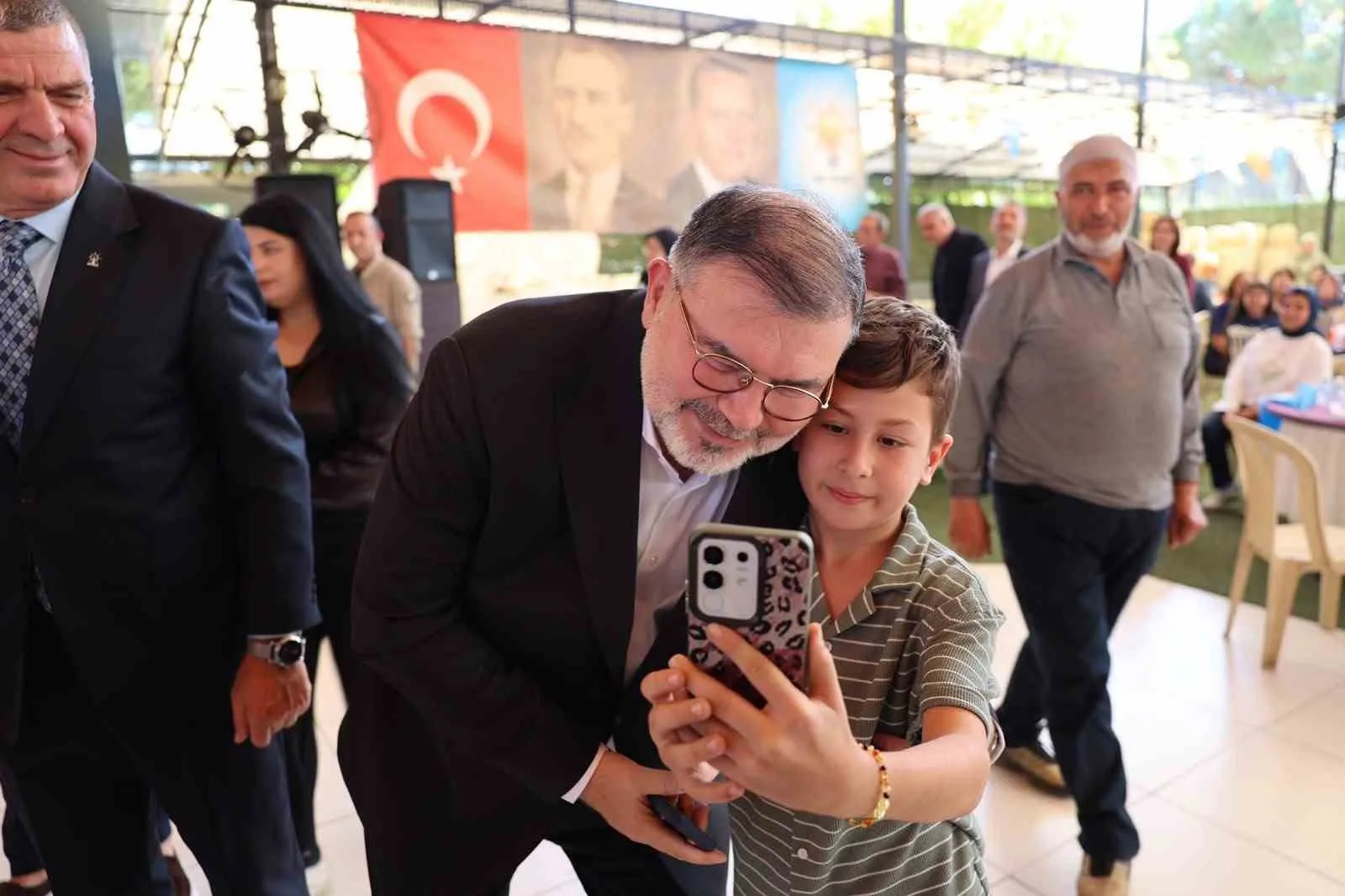 AK PARTİ ÖDEMİŞ İLÇE BAŞKANLIĞI TARAFINDAN DÜZENLENEN TOPLANTIYA İL BAŞKANI BİLAL SAYGILI’NIN YANI SIRA ÖDEMİŞ İLÇE BAŞKANI MURAT ÖNCEL, TİRE, BAYINDIR, KİRAZ VE BEYDAĞ İLÇE BAŞKANLARI İLE YAKLAŞIK 1500 PARTİLİ KATILDI.