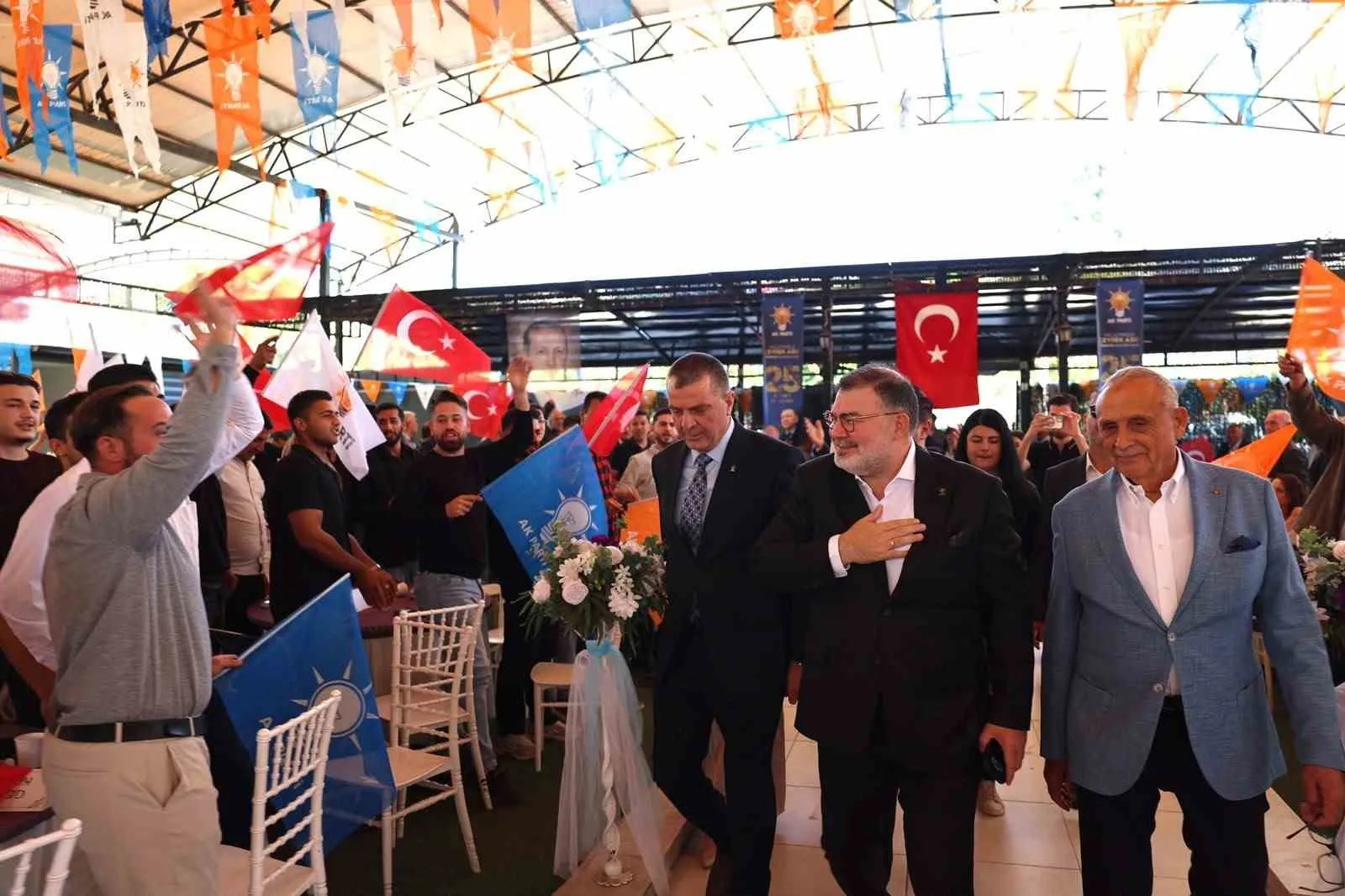 AK PARTİ ÖDEMİŞ İLÇE BAŞKANLIĞI TARAFINDAN DÜZENLENEN TOPLANTIYA İL BAŞKANI BİLAL SAYGILI’NIN YANI SIRA ÖDEMİŞ İLÇE BAŞKANI MURAT ÖNCEL, TİRE, BAYINDIR, KİRAZ VE BEYDAĞ İLÇE BAŞKANLARI İLE YAKLAŞIK BİN 500 PARTİLİ KATILDI.