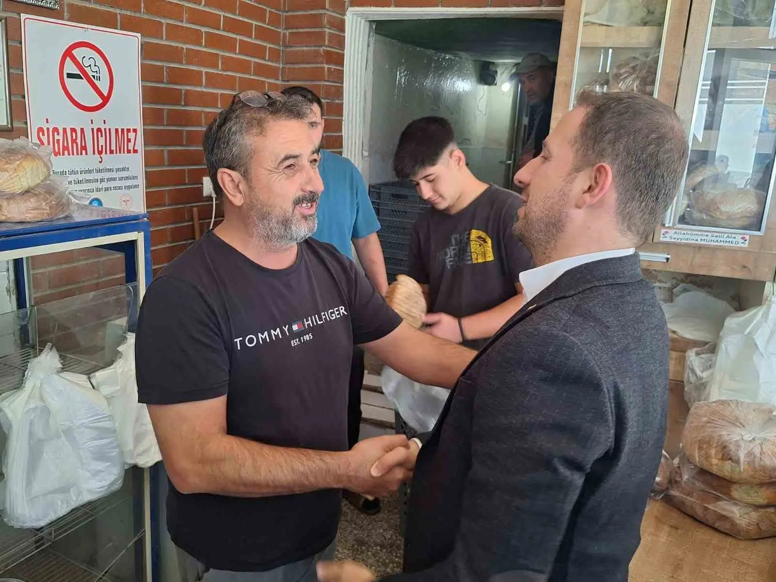 AK PARTİ BURSA MİLLETVEKİLİ AHMET KILIÇ, TÜRKİYE YÜZYILI BULUŞMALARI KAPSAMINDA GELDİĞİ MANİSA’NIN SELENDİ İLÇESİNDE ESNAFI ZİYARET EDEREK VATANDAŞLARIN TALEP VE BEKLENTİLERİNİ DİNLEDİ.