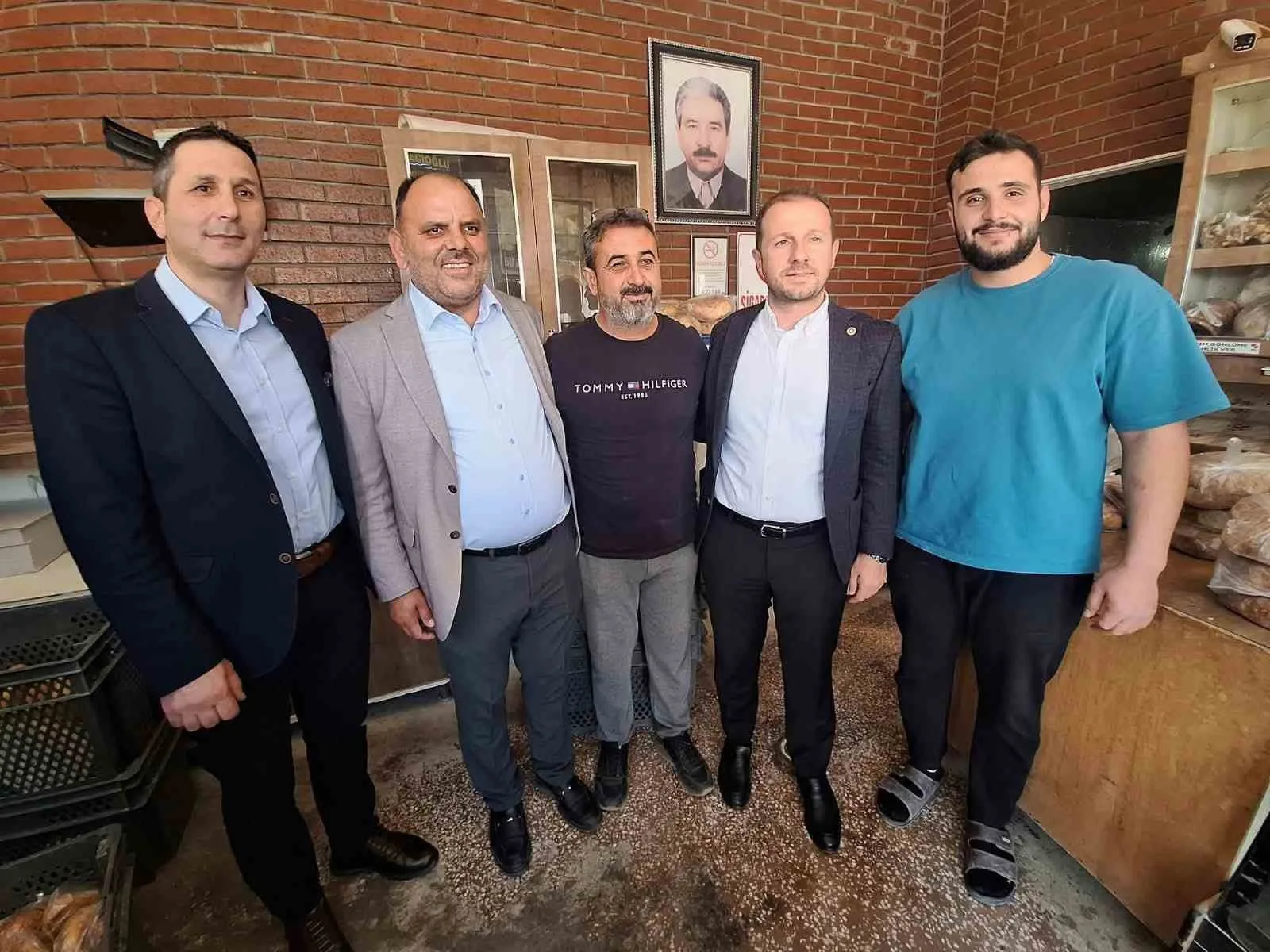 AK PARTİ BURSA MİLLETVEKİLİ AHMET KILIÇ, TÜRKİYE YÜZYILI BULUŞMALARI KAPSAMINDA GELDİĞİ MANİSA’NIN SELENDİ İLÇESİNDE ESNAFI ZİYARET EDEREK VATANDAŞLARIN TALEP VE BEKLENTİLERİNİ DİNLEDİ.
