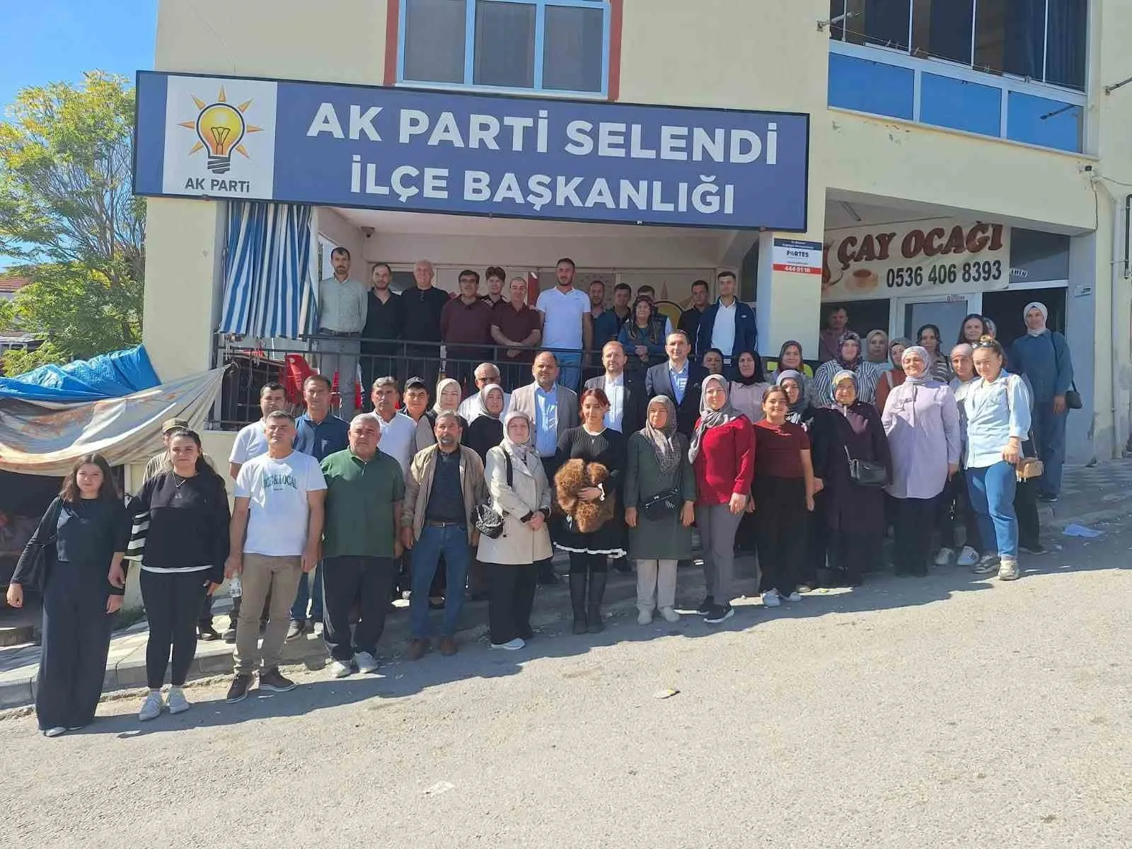AK PARTİ BURSA MİLLETVEKİLİ AHMET KILIÇ, TÜRKİYE YÜZYILI BULUŞMALARI KAPSAMINDA GELDİĞİ MANİSA’NIN SELENDİ İLÇESİNDE ESNAFI ZİYARET EDEREK VATANDAŞLARIN TALEP VE BEKLENTİLERİNİ DİNLEDİ.
