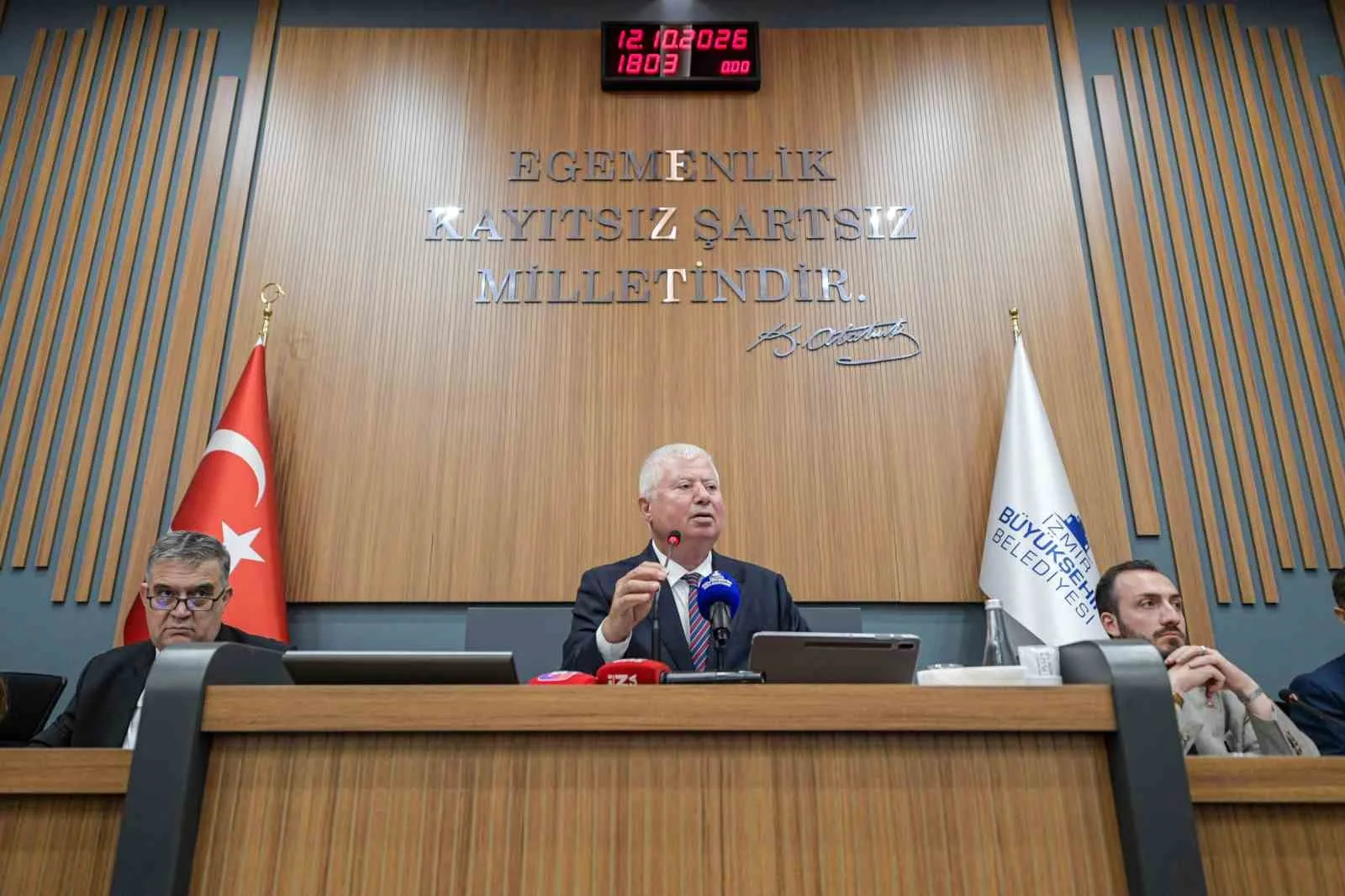 İZMİR BÜYÜKŞEHİR BELEDİYE MECLİSİ EKİM AYI İLK TOPLANTISI, YENİ PARTİ MECLİS ÜYELERİNİN KATILMAMASI VE YETER SAYISININ BULUNMAMASI ÜZERİNE YAPILAMADI.