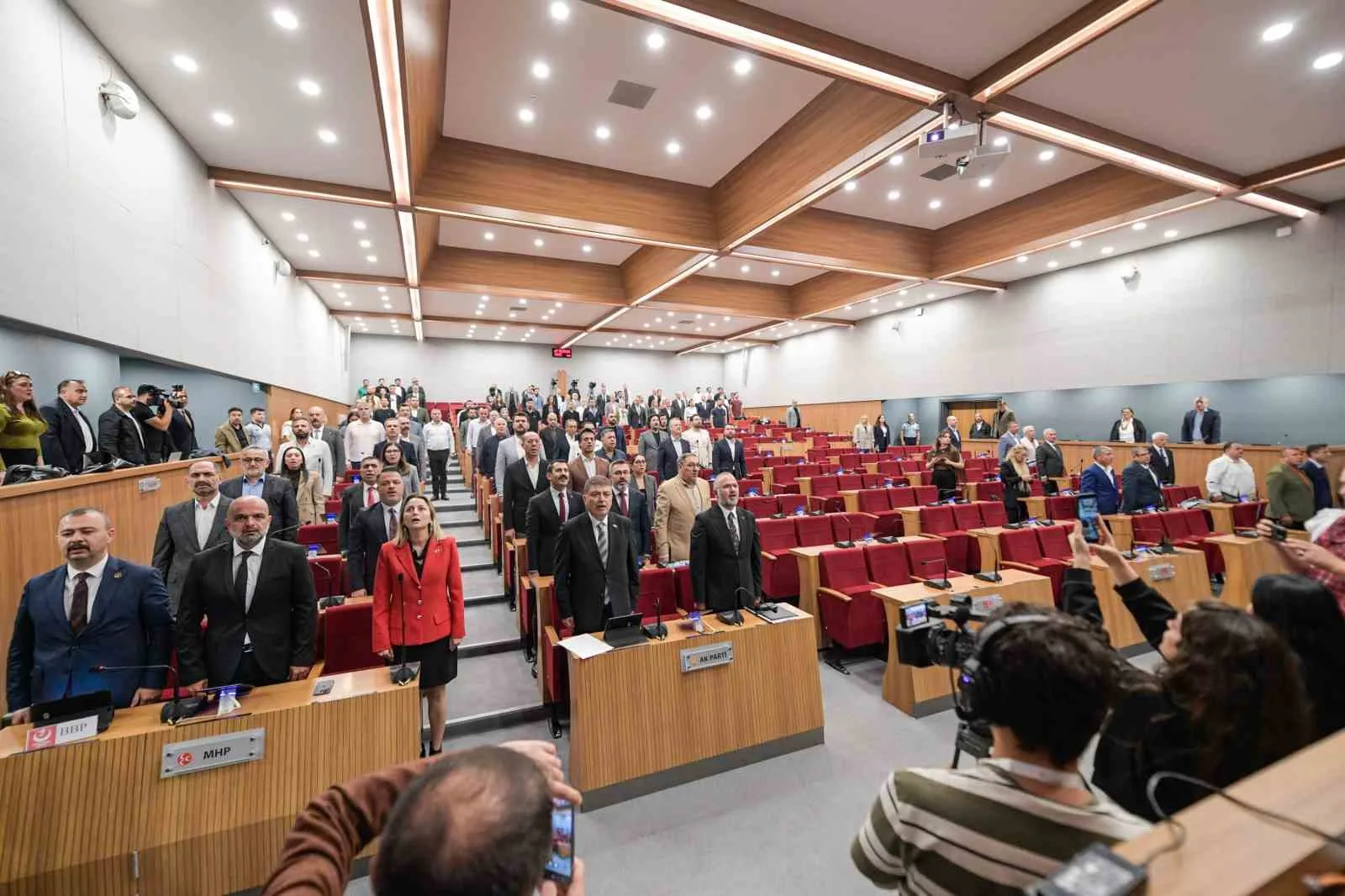 İZMİR BÜYÜKŞEHİR BELEDİYE MECLİSİ EKİM AYI İLK TOPLANTISI, YENİ PARTİ MECLİS ÜYELERİNİN KATILMAMASI VE YETER SAYISININ BULUNMAMASI ÜZERİNE YAPILAMADI.