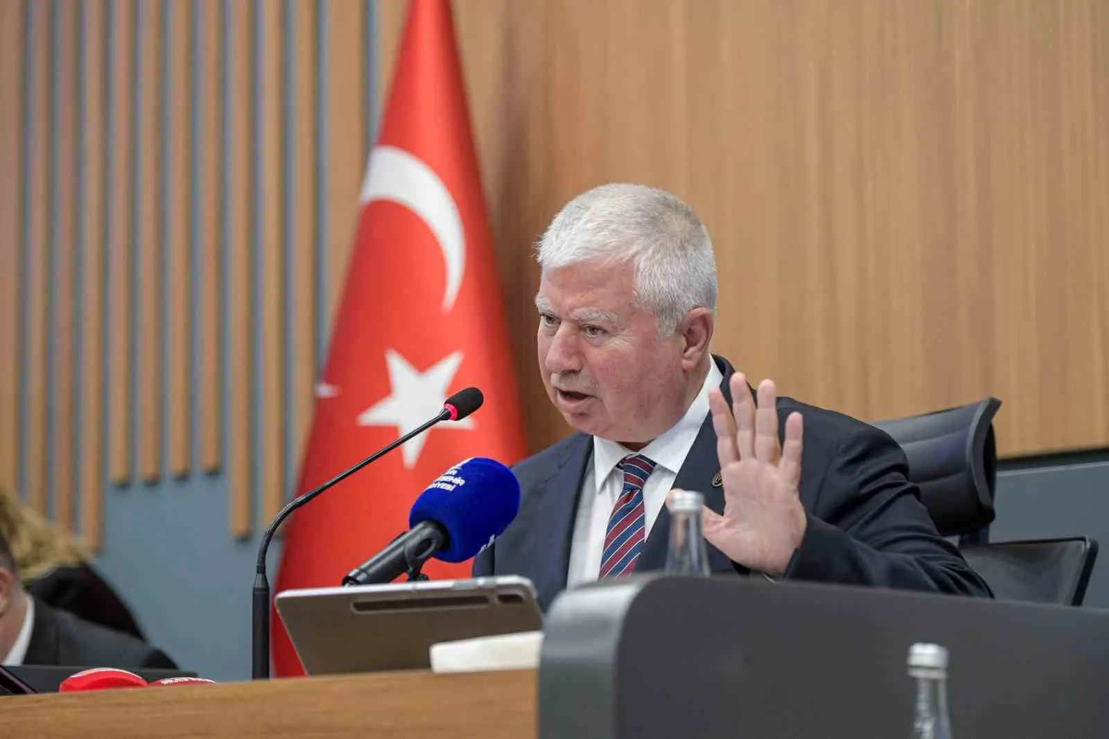 İZMİR BÜYÜKŞEHİR BELEDİYESİ BAŞKAN VEKİLİ MUSTAFA ÖZUSLU, OTURUMU 15 EKİM 2025 PERŞEMBE GÜNÜ SAAT 18.00'E ERTELEDİ.