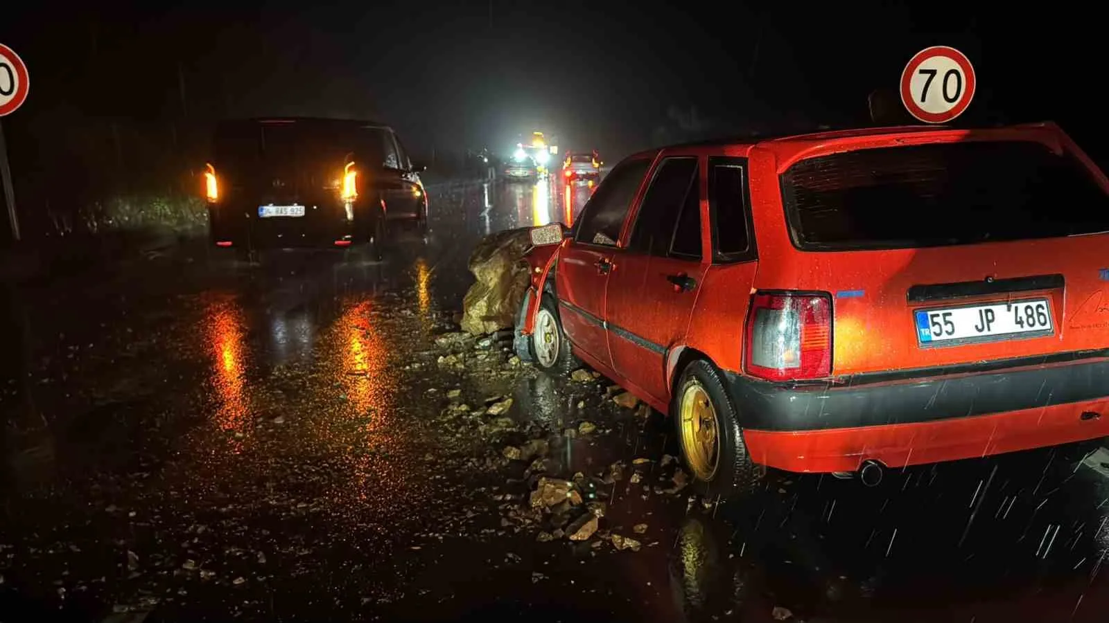 ZONGULDAK’IN ALAPLI İLÇESİNDE ETKİLİ OLAN YAĞIŞIN ARDINDAN YAMAÇTAN KOPAN KAYA PARÇALARI, SEYİR HALİNDEKİ İKİ OTOMOBİLE ZARAR VERDİ. SÜRÜCÜLERİN YARA ALMADAN KURTULDUĞU OLAYDA, KARA YOLUNDA ULAŞIM BİR SÜRE TEK ŞERİTTEN SAĞLANDI.