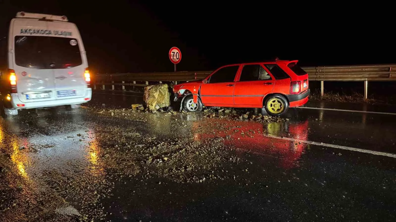 ZONGULDAK’IN ALAPLI İLÇESİNDE ETKİLİ OLAN YAĞIŞIN ARDINDAN YAMAÇTAN KOPAN KAYA PARÇALARI, SEYİR HALİNDEKİ İKİ OTOMOBİLE ZARAR VERDİ. SÜRÜCÜLERİN YARA ALMADAN KURTULDUĞU OLAYDA, KARA YOLUNDA ULAŞIM BİR SÜRE TEK ŞERİTTEN SAĞLANDI.