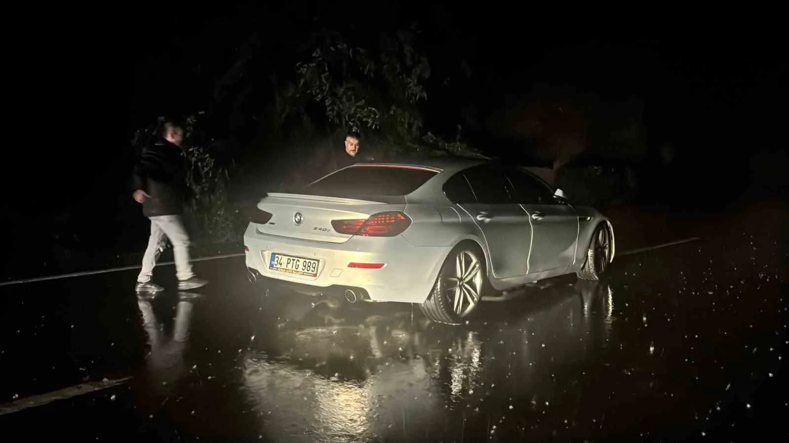 ZONGULDAK’IN ALAPLI İLÇESİNDE ETKİLİ OLAN YAĞIŞIN ARDINDAN YAMAÇTAN KOPAN KAYA PARÇALARI, SEYİR HALİNDEKİ İKİ OTOMOBİLE ZARAR VERDİ. SÜRÜCÜLERİN YARA ALMADAN KURTULDUĞU OLAYDA, KARA YOLUNDA ULAŞIM BİR SÜRE TEK ŞERİTTEN SAĞLANDI.