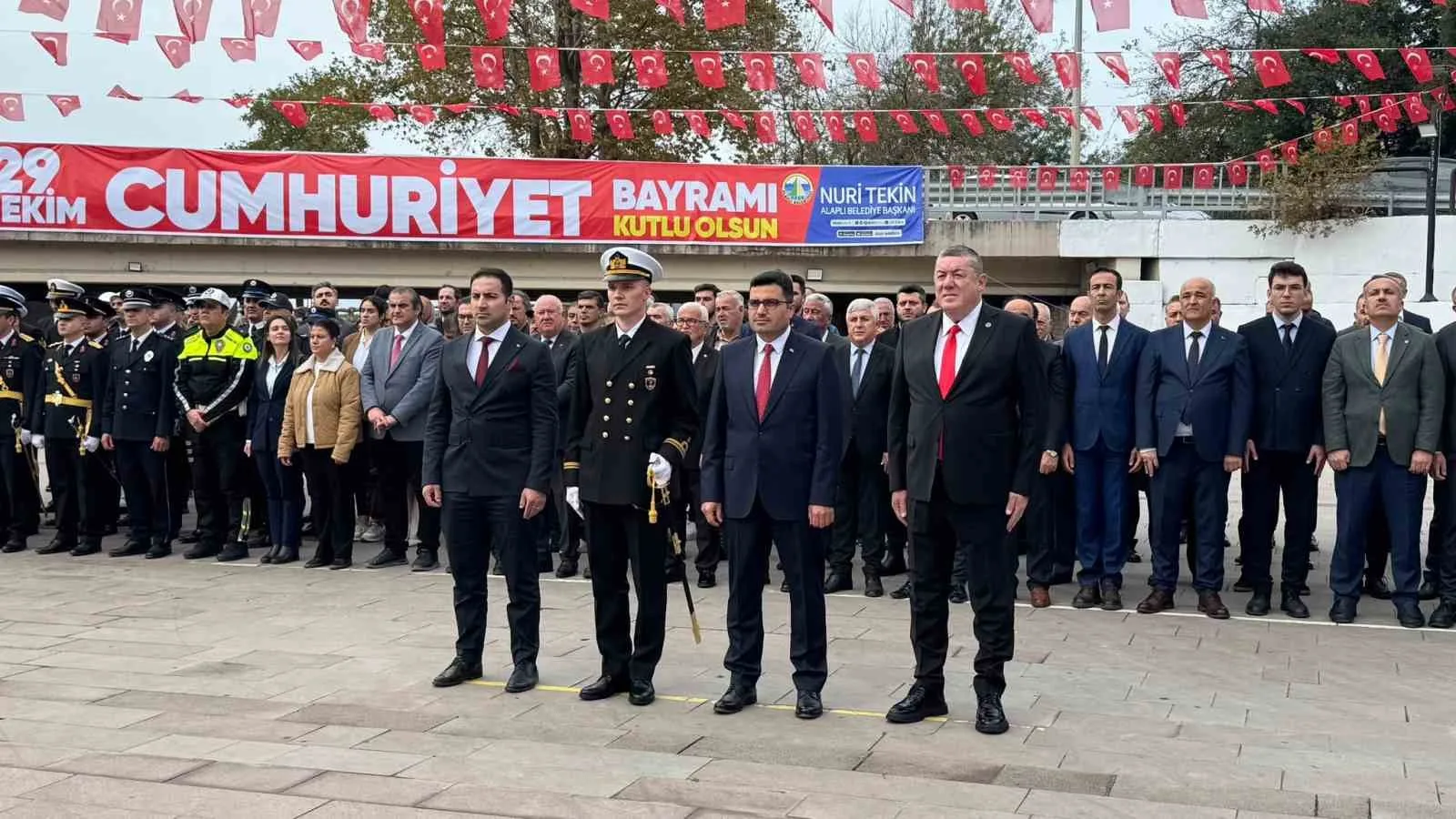 ZONGULDAK (İHA) - ZONGULDAK’IN ALAPLI İLÇESİNDE, CUMHURİYET’İN KURULUŞUNUN 103. YIL DÖNÜMÜ DOLAYISIYLA ATATÜRK ANITI ÖNÜNDE ÇELENK SUNMA TÖRENİ DÜZENLENDİ. TÖRENE İLÇE PROTOKOLÜ, SİYASİ PARTİ TEMSİLCİLERİ, ÖĞRENCİLER VE VATANDAŞLAR KATILDI.