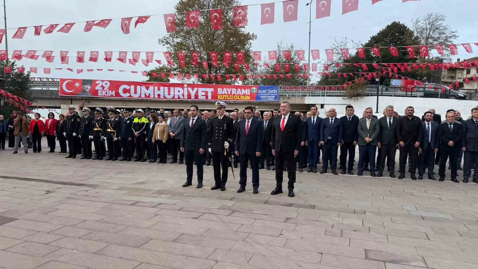 ZONGULDAK (İHA) - ZONGULDAK’IN ALAPLI İLÇESİNDE, CUMHURİYET’İN KURULUŞUNUN 103. YIL DÖNÜMÜ DOLAYISIYLA ATATÜRK ANITI ÖNÜNDE ÇELENK SUNMA TÖRENİ DÜZENLENDİ. TÖRENE İLÇE PROTOKOLÜ, SİYASİ PARTİ TEMSİLCİLERİ, ÖĞRENCİLER VE VATANDAŞLAR KATILDI.