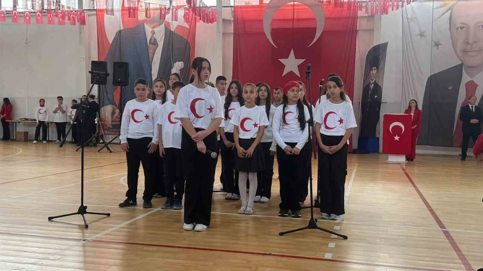 ZONGULDAK (İHA) - ZONGULDAK’IN ALAPLI İLÇESİNDE, 29 EKİM CUMHURİYET BAYRAMI’NIN 103. YIL DÖNÜMÜ DOLAYISIYLA DÜZENLENEN KUTLAMALAR, KAYMAKAMLIK BİNASINDAKİ TEBRİKAT TÖRENİYLE BAŞLADI. PROGRAM DAHA SONRA KAPALI SPOR SALONU’NDA DEVAM ETTİ.