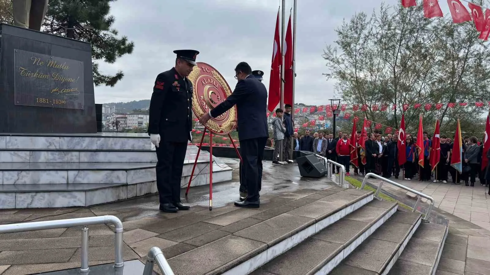 ZONGULDAK (İHA) - ZONGULDAK’IN ALAPLI İLÇESİNDE, CUMHURİYET’İN KURULUŞUNUN 103. YIL DÖNÜMÜ DOLAYISIYLA ATATÜRK ANITI ÖNÜNDE ÇELENK SUNMA TÖRENİ DÜZENLENDİ. TÖRENE İLÇE PROTOKOLÜ, SİYASİ PARTİ TEMSİLCİLERİ, ÖĞRENCİLER VE VATANDAŞLAR KATILDI.