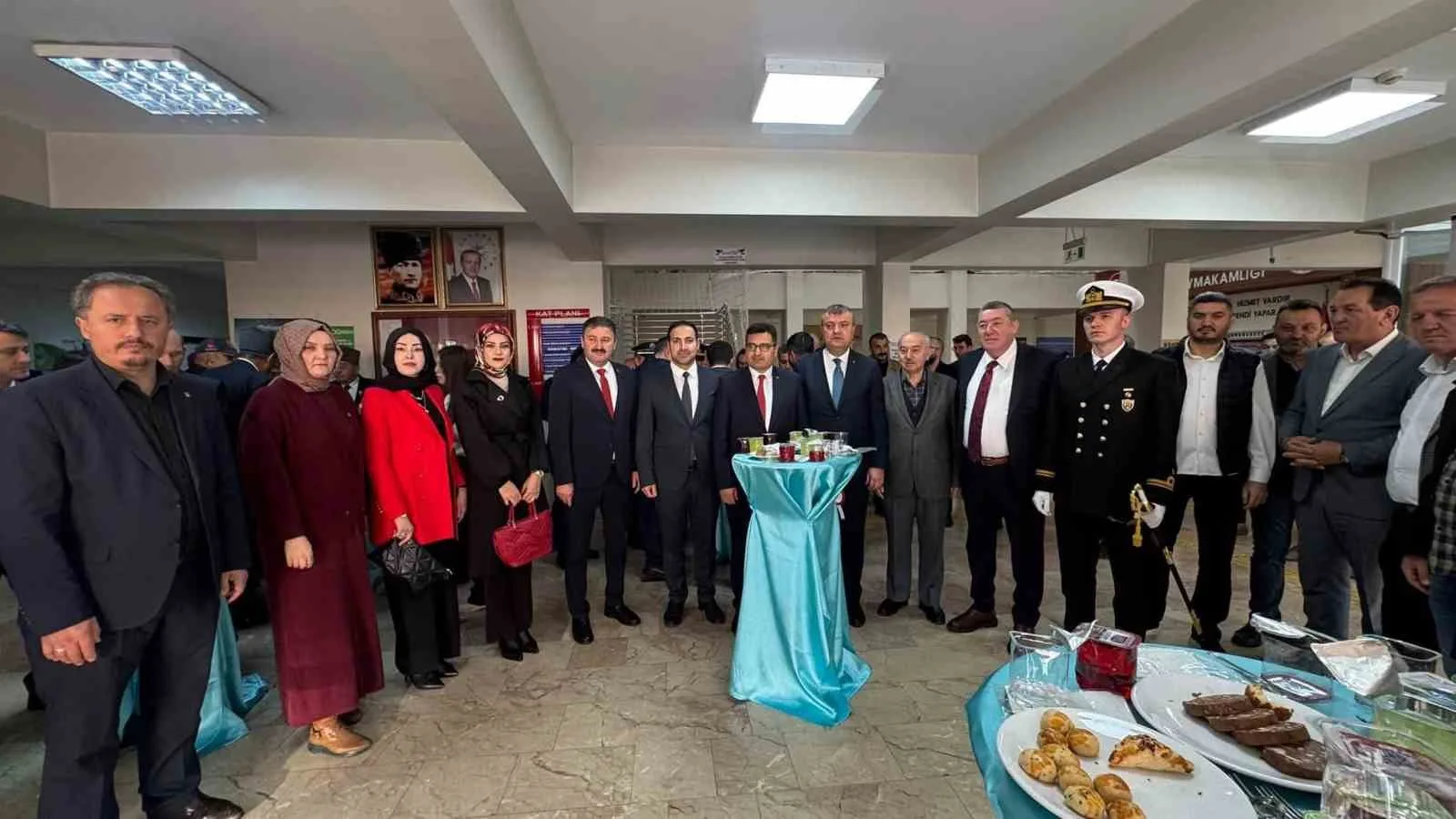 ZONGULDAK (İHA) - ZONGULDAK’IN ALAPLI İLÇESİNDE, 29 EKİM CUMHURİYET BAYRAMI’NIN 103. YIL DÖNÜMÜ DOLAYISIYLA DÜZENLENEN KUTLAMALAR, KAYMAKAMLIK BİNASINDAKİ TEBRİKAT TÖRENİYLE BAŞLADI. PROGRAM DAHA SONRA KAPALI SPOR SALONU’NDA DEVAM ETTİ.