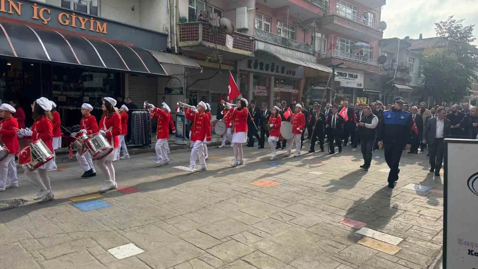 ZONGULDAK (İHA) - ZONGULDAK’IN ALAPLI İLÇESİNDE, 29 EKİM CUMHURİYET BAYRAMI’NIN 103. YIL DÖNÜMÜ DOLAYISIYLA DÜZENLENEN KUTLAMALAR, KAYMAKAMLIK BİNASINDAKİ TEBRİKAT TÖRENİYLE BAŞLADI. PROGRAM DAHA SONRA KAPALI SPOR SALONU’NDA DEVAM ETTİ.
