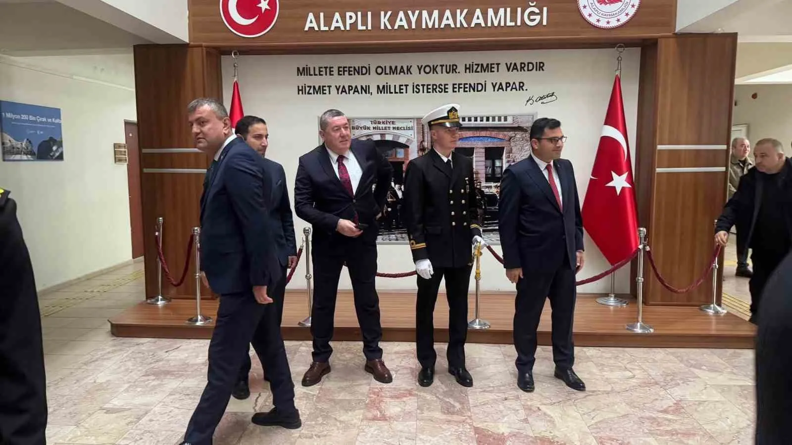 ZONGULDAK (İHA) - ZONGULDAK’IN ALAPLI İLÇESİNDE, 29 EKİM CUMHURİYET BAYRAMI’NIN 103. YIL DÖNÜMÜ DOLAYISIYLA DÜZENLENEN KUTLAMALAR, KAYMAKAMLIK BİNASINDAKİ TEBRİKAT TÖRENİYLE BAŞLADI. PROGRAM DAHA SONRA KAPALI SPOR SALONU’NDA DEVAM ETTİ.
