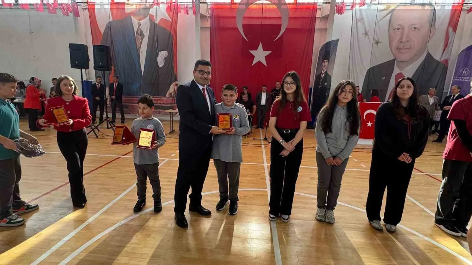 ZONGULDAK (İHA) - ZONGULDAK’IN ALAPLI İLÇESİNDE, 29 EKİM CUMHURİYET BAYRAMI’NIN 103. YIL DÖNÜMÜ DOLAYISIYLA DÜZENLENEN KUTLAMALAR, KAYMAKAMLIK BİNASINDAKİ TEBRİKAT TÖRENİYLE BAŞLADI. PROGRAM DAHA SONRA KAPALI SPOR SALONU’NDA DEVAM ETTİ.