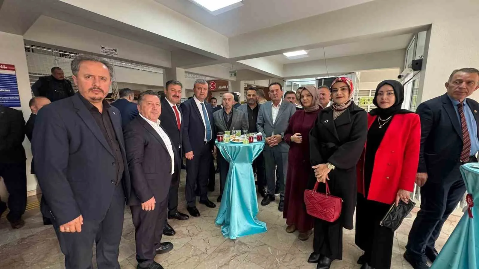 ZONGULDAK (İHA) - ZONGULDAK’IN ALAPLI İLÇESİNDE, 29 EKİM CUMHURİYET BAYRAMI’NIN 103. YIL DÖNÜMÜ DOLAYISIYLA DÜZENLENEN KUTLAMALAR, KAYMAKAMLIK BİNASINDAKİ TEBRİKAT TÖRENİYLE BAŞLADI. PROGRAM DAHA SONRA KAPALI SPOR SALONU’NDA DEVAM ETTİ.