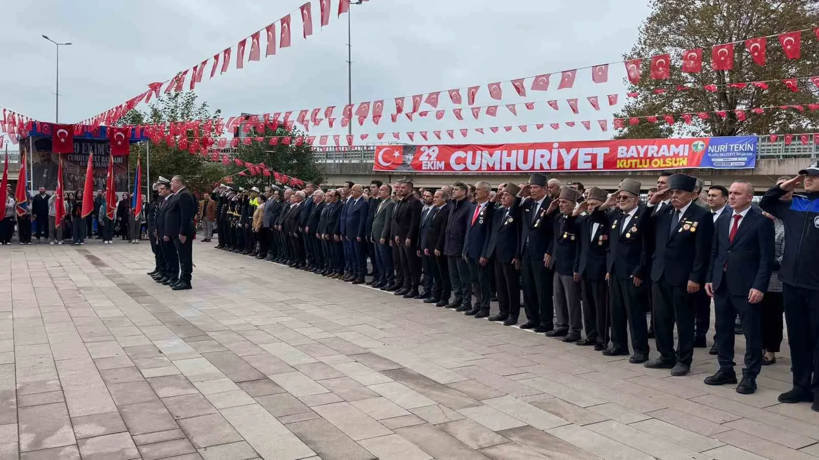 ZONGULDAK (İHA) - ZONGULDAK’IN ALAPLI İLÇESİNDE, CUMHURİYET’İN KURULUŞUNUN 103. YIL DÖNÜMÜ DOLAYISIYLA ATATÜRK ANITI ÖNÜNDE ÇELENK SUNMA TÖRENİ DÜZENLENDİ. TÖRENE İLÇE PROTOKOLÜ, SİYASİ PARTİ TEMSİLCİLERİ, ÖĞRENCİLER VE VATANDAŞLAR KATILDI.