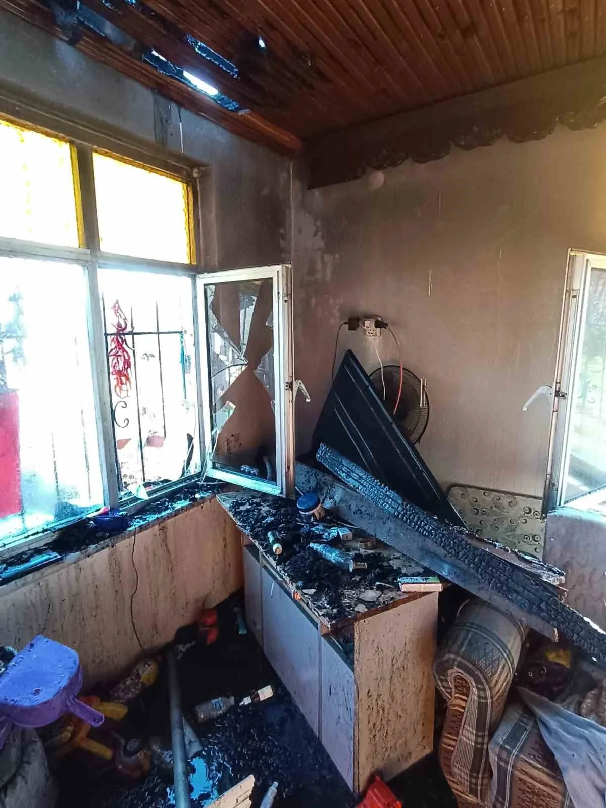 ZONGULDAK (İHA) - ZONGULDAK’IN ALAPLI İLÇESİNE BAĞLI KEFKEN KÖYÜNDE TEK KATLI BİR EVİN ÇATI BÖLÜMÜNDE ÇIKAN YANGIN, İTFAİYE EKİPLERİNCE SÖNDÜRÜLDÜ. YANGINDA EV KULLANILAMAZ HALE GELDİ.
