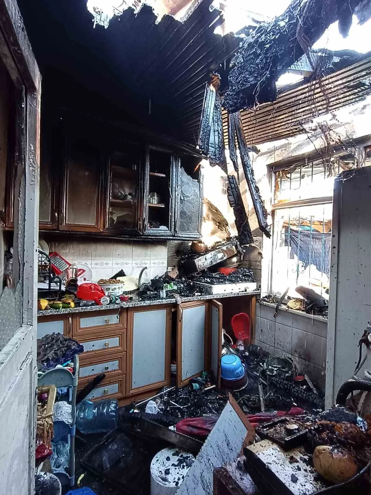 ZONGULDAK (İHA) - ZONGULDAK’IN ALAPLI İLÇESİNE BAĞLI KEFKEN KÖYÜNDE TEK KATLI BİR EVİN ÇATI BÖLÜMÜNDE ÇIKAN YANGIN, İTFAİYE EKİPLERİNCE SÖNDÜRÜLDÜ. YANGINDA EV KULLANILAMAZ HALE GELDİ.