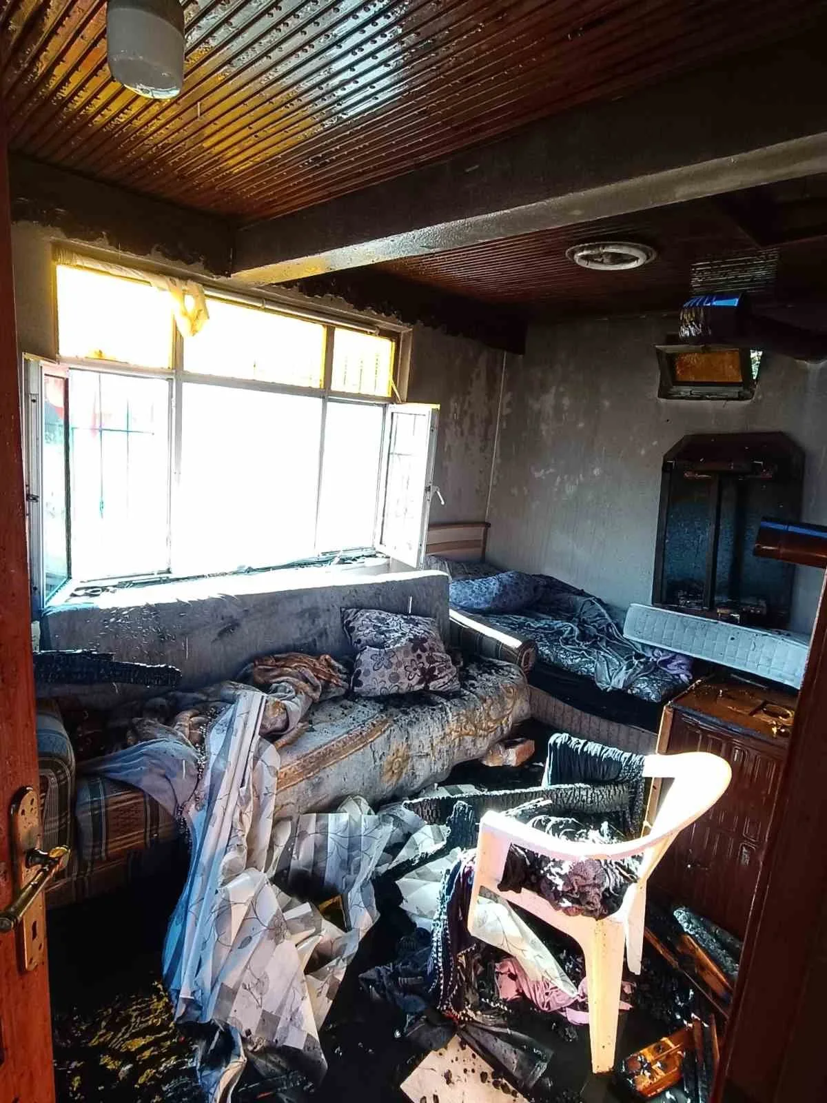 ZONGULDAK (İHA) - ZONGULDAK’IN ALAPLI İLÇESİNE BAĞLI KEFKEN KÖYÜNDE TEK KATLI BİR EVİN ÇATI BÖLÜMÜNDE ÇIKAN YANGIN, İTFAİYE EKİPLERİNCE SÖNDÜRÜLDÜ. YANGINDA EV KULLANILAMAZ HALE GELDİ.