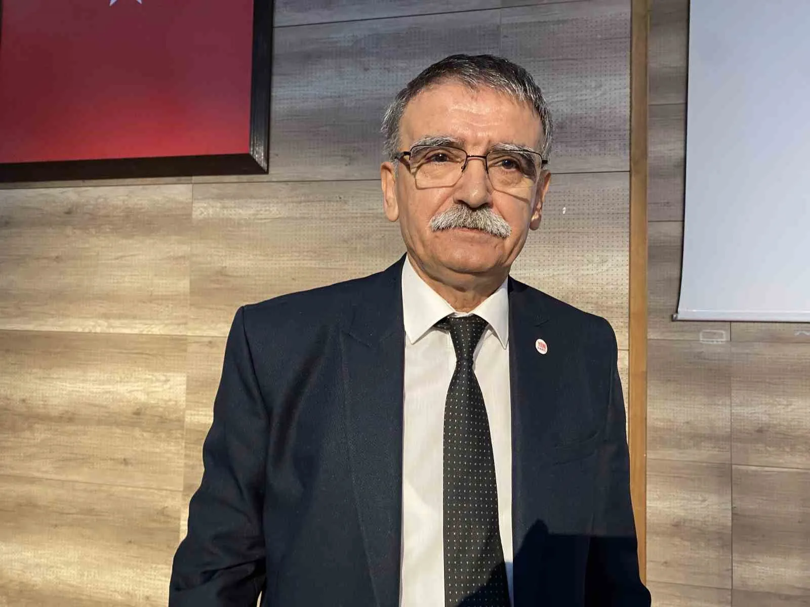 YENİ PARTİ ALAŞEHİR 1. OLAĞAN KONGRESİ GERÇEKLEŞTİRİLDİ. KONGREDE EMEKLİ ÖĞRETMEN MEHMET KAYACIK, YENİ PARTİ ALAŞEHİR İLÇE BAŞKANLIĞINA SEÇİLEREK PARTİNİN ALAŞEHİR'DEKİ İLK İLÇE BAŞKANI OLDU.