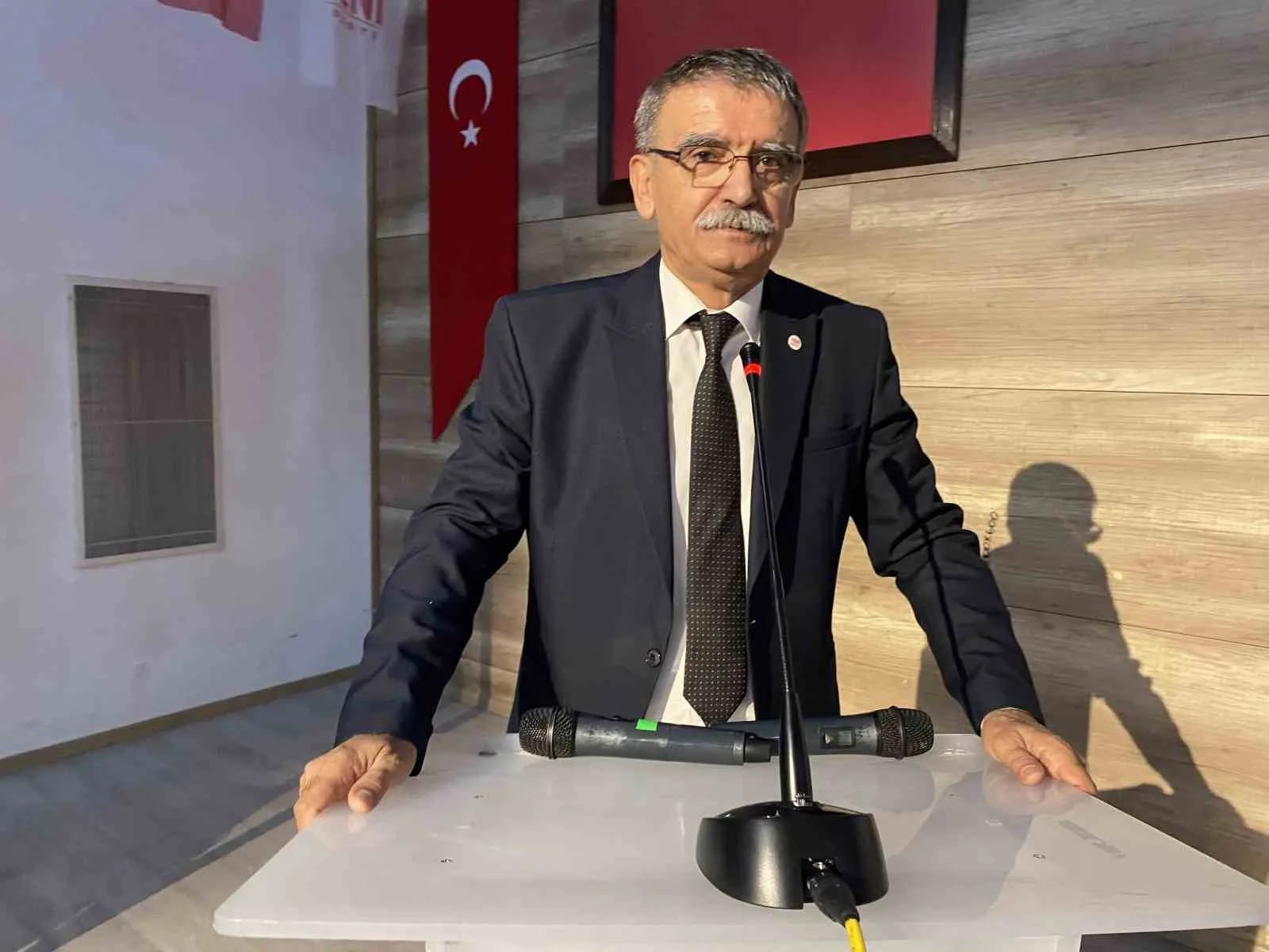YENİ PARTİ ALAŞEHİR 1. OLAĞAN KONGRESİ GERÇEKLEŞTİRİLDİ. KONGREDE EMEKLİ ÖĞRETMEN MEHMET KAYACIK, YENİ PARTİ ALAŞEHİR İLÇE BAŞKANLIĞINA SEÇİLEREK PARTİNİN ALAŞEHİR'DEKİ İLK İLÇE BAŞKANI OLDU.