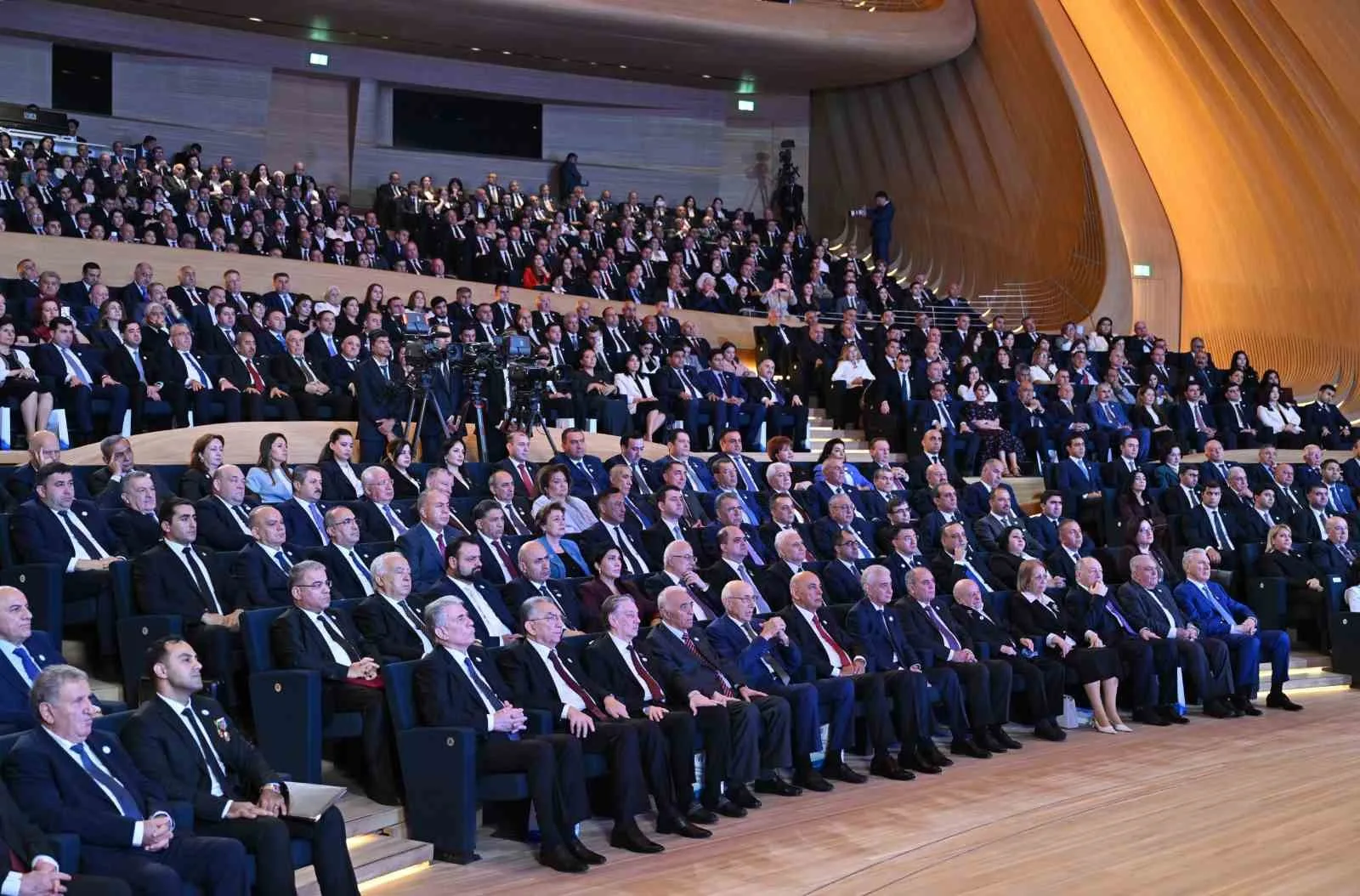 AZERBAYCAN CUMHURBAŞKANI İLHAM ALİYEV, YENİ AZERBAYCAN PARTİSİ'NİN (YAP) 8. KURULTAYI'NDA YAPTIĞI KONUŞMADA, "DIŞ POLİTİKAMIZI, KİMSENİN İŞLERİMİZE KARIŞMAYACAĞI ŞEKİLDE İNŞA EDİYORUZ VE ETMEYE DEVAM ETMELİYİZ. KİMSENİN YARDIMINA VEYA HİMAYESİNE İHTİYACIMIZ YOK" DEDİ.