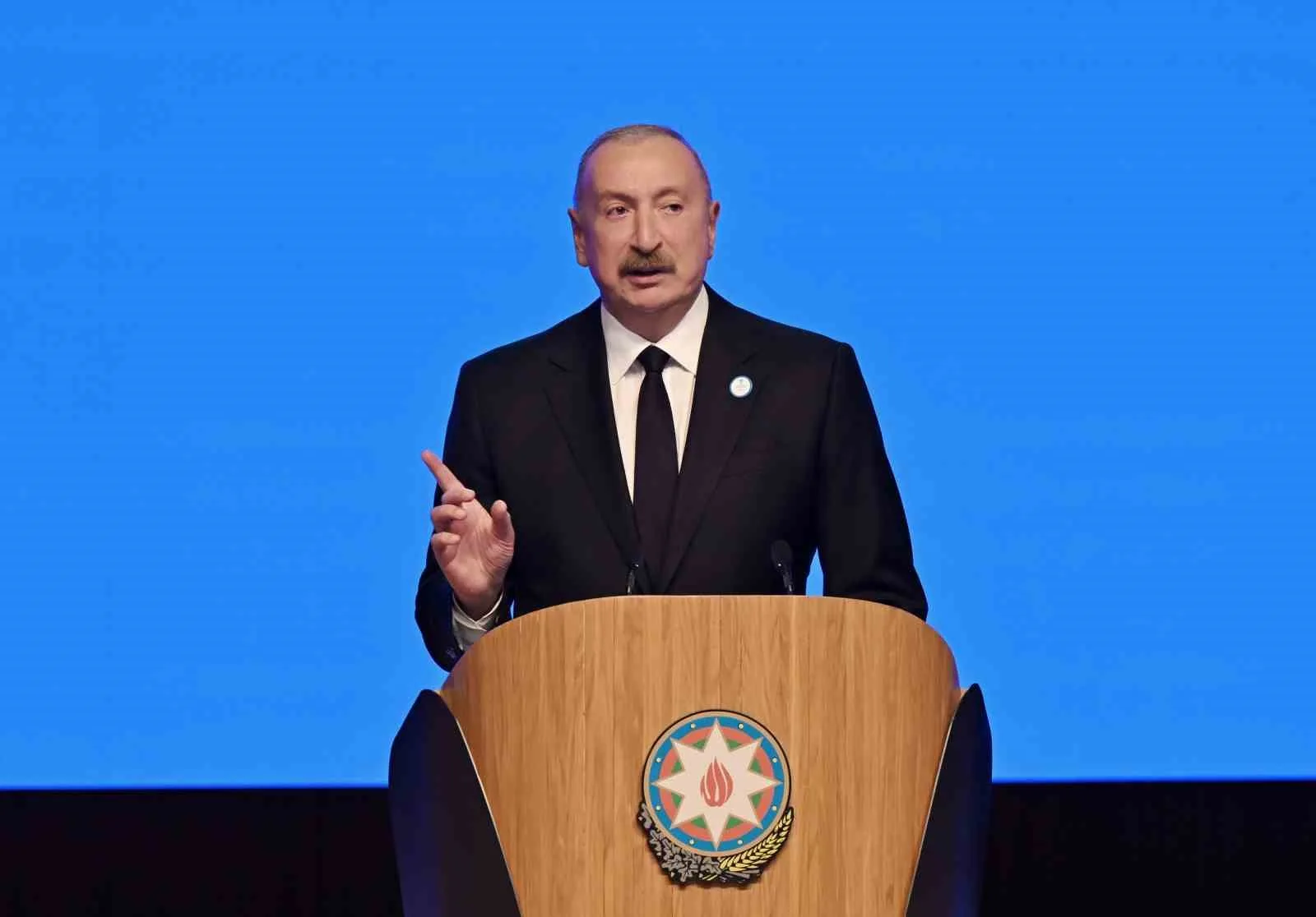 AZERBAYCAN CUMHURBAŞKANI İLHAM ALİYEV, YENİ AZERBAYCAN PARTİSİ'NİN (YAP) 8. KURULTAYI'NDA YAPTIĞI KONUŞMADA, "DIŞ POLİTİKAMIZI, KİMSENİN İŞLERİMİZE KARIŞMAYACAĞI ŞEKİLDE İNŞA EDİYORUZ VE ETMEYE DEVAM ETMELİYİZ. KİMSENİN YARDIMINA VEYA HİMAYESİNE İHTİYACIMIZ YOK" DEDİ.
